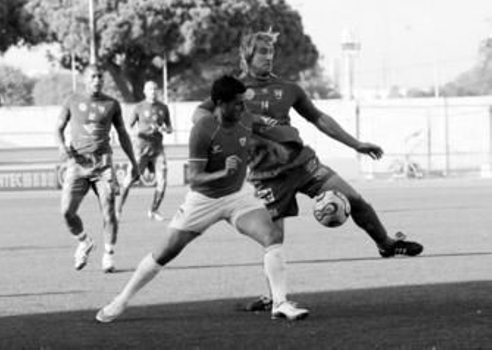 Zurdo (i) lucha por el balón con un jugador del Lucena.
