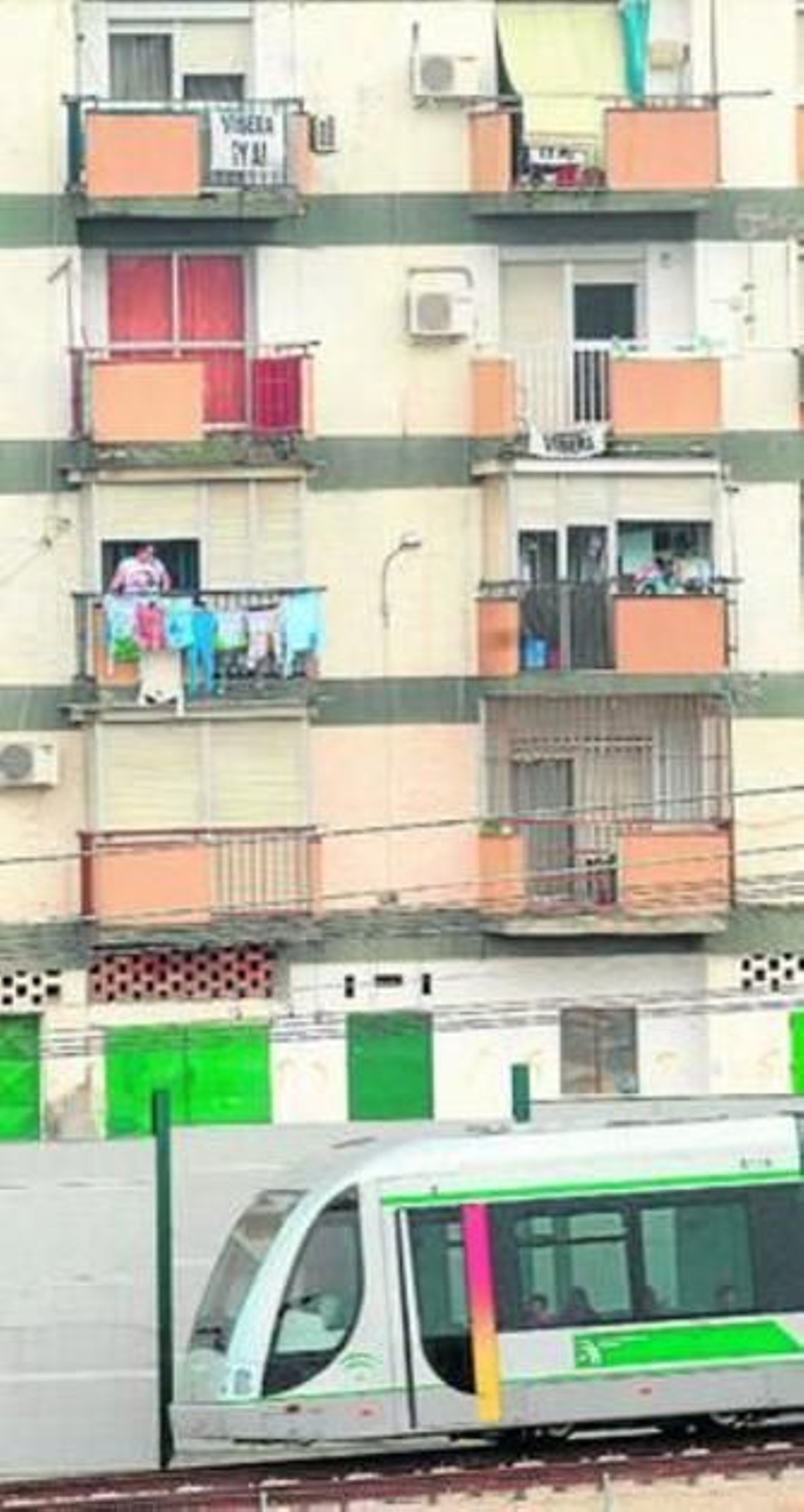 Un convoy del Metro por la zona donde causa más molestias.