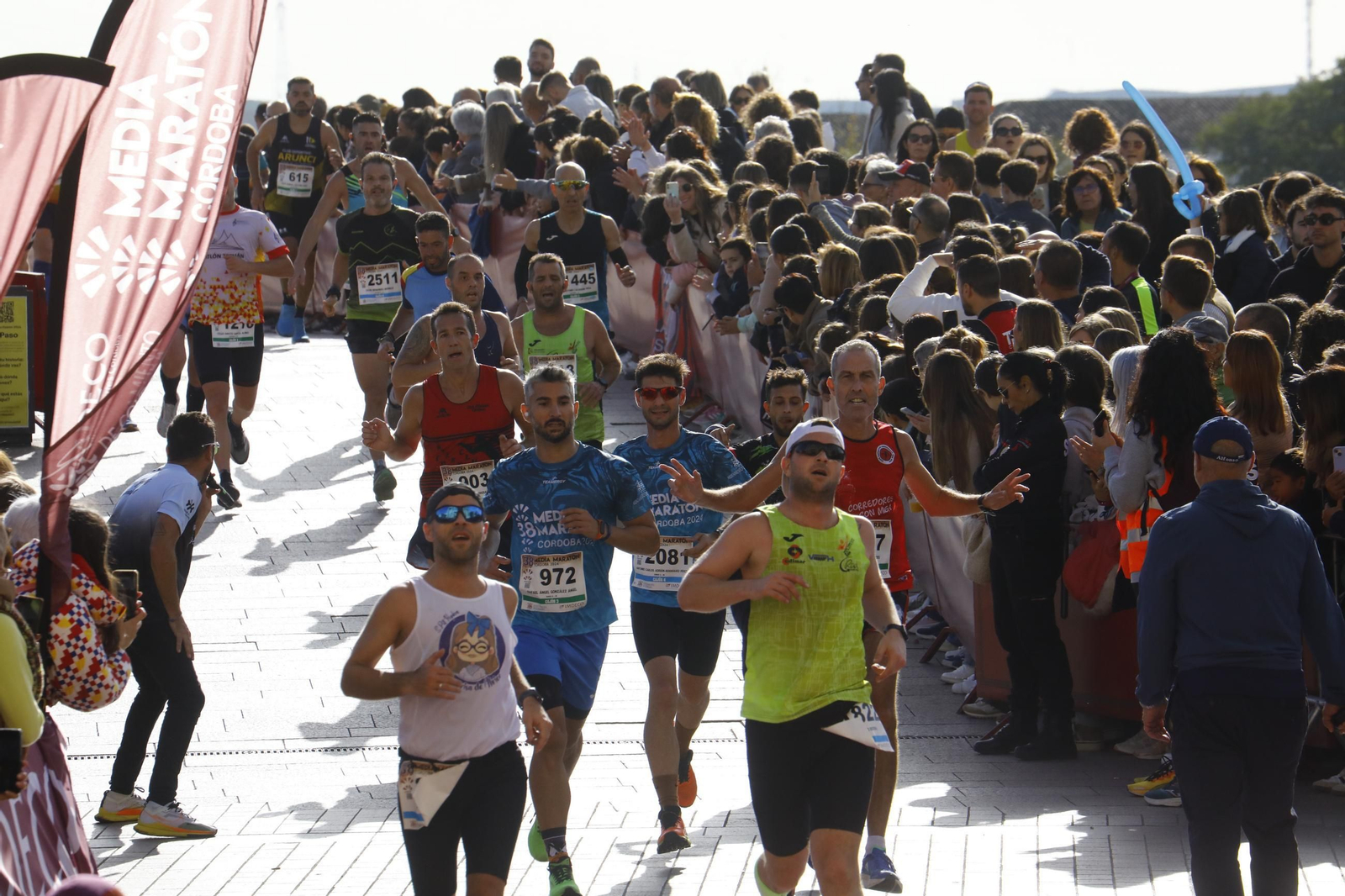 La gloria de cruzar la Puerta del Puente: las fotos de la línea de meta de la Media Maratón de Córdoba 2024