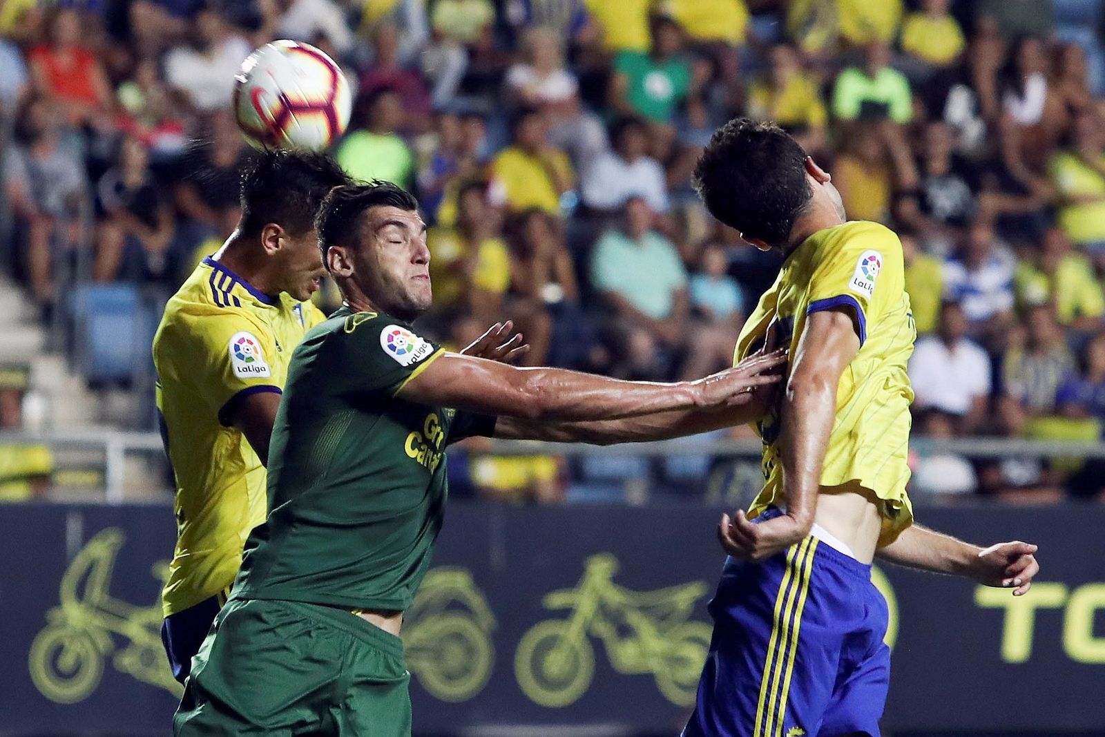 Una disputa en un balón aéreo.