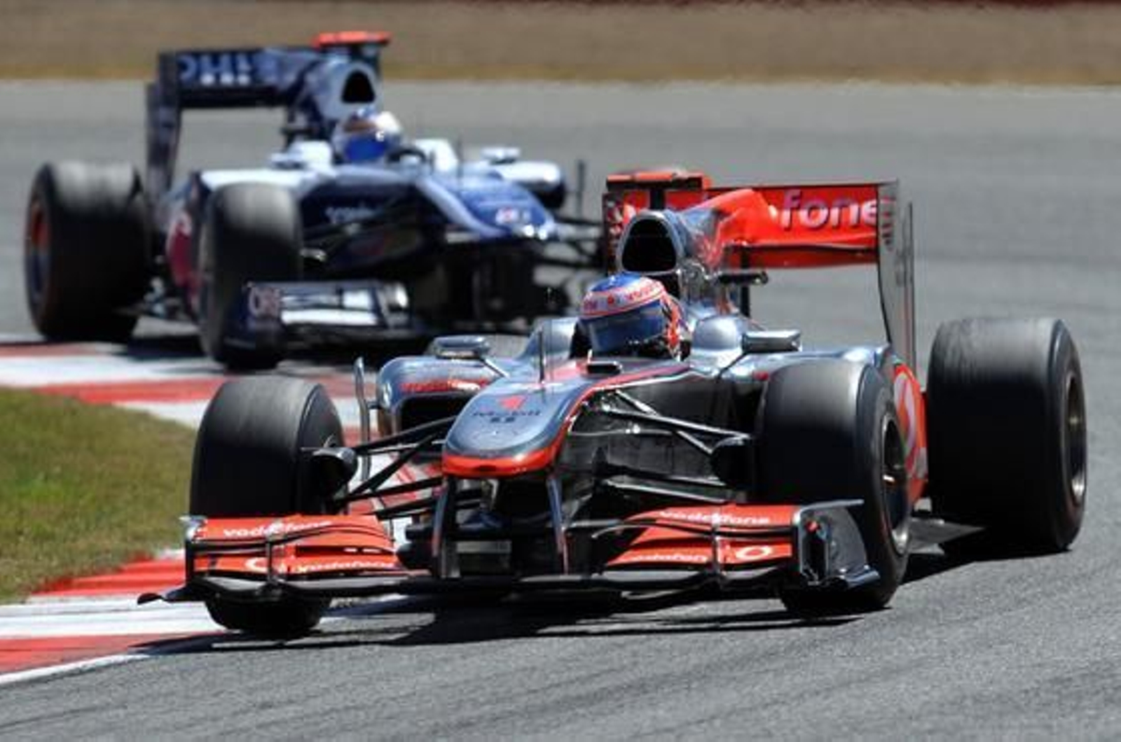 Lewis Hamilton por delante de Barrichello.