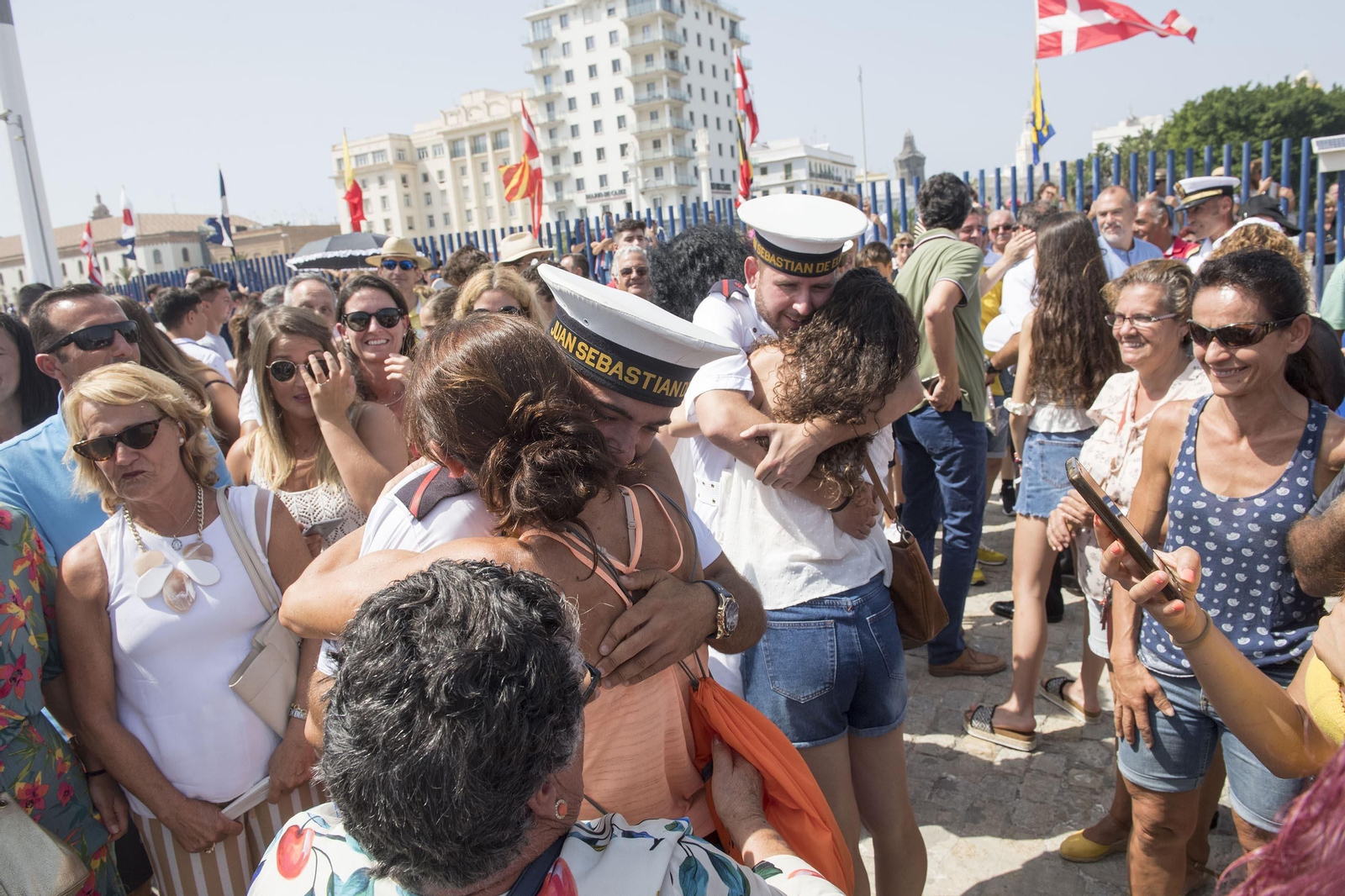 Imágenes de la llegada del 'Juan Sebastián de Elcano' a Cádiz.
