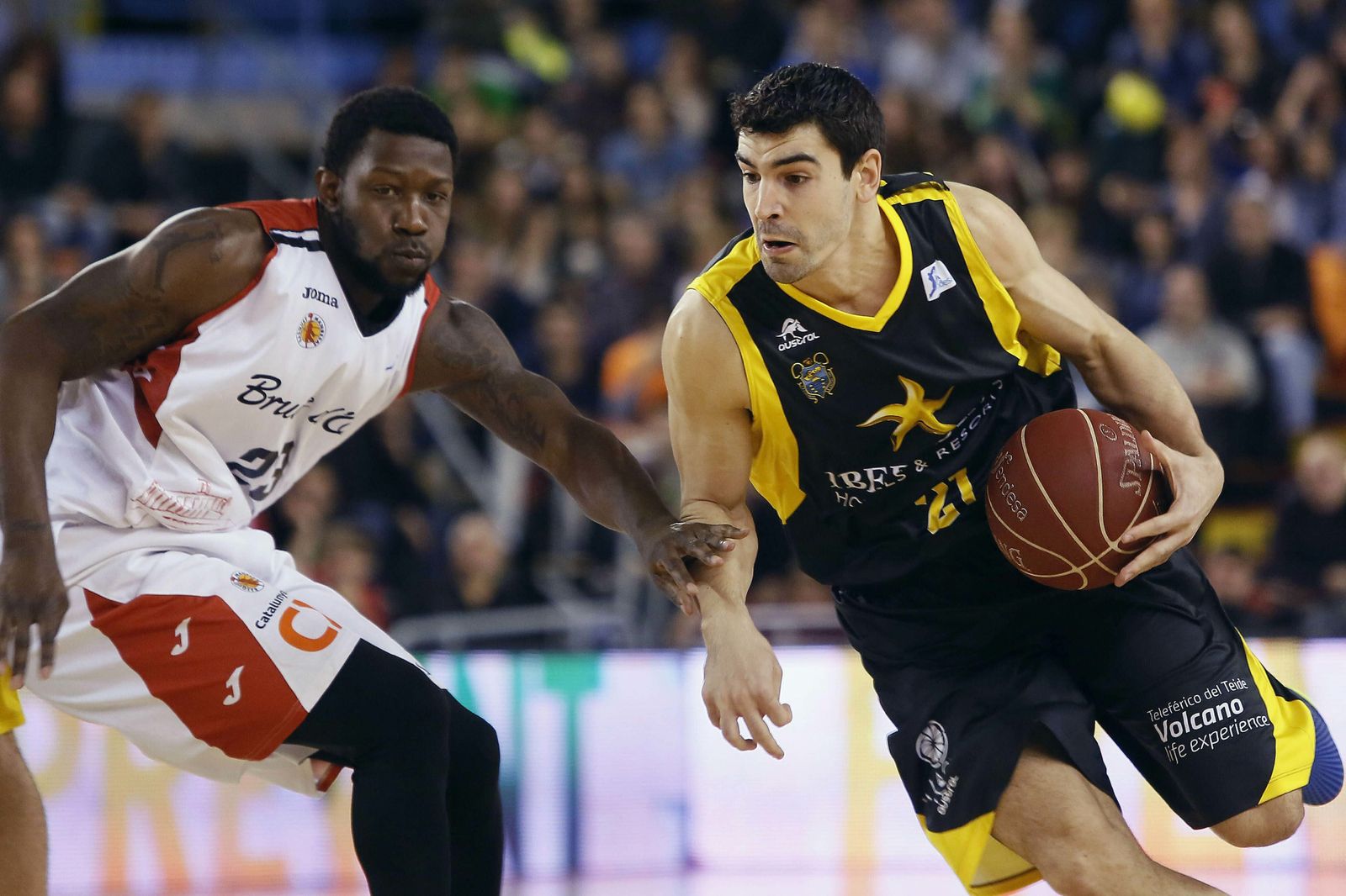 El alero  Saúl durante con un partido con el Iberostar Tenerife