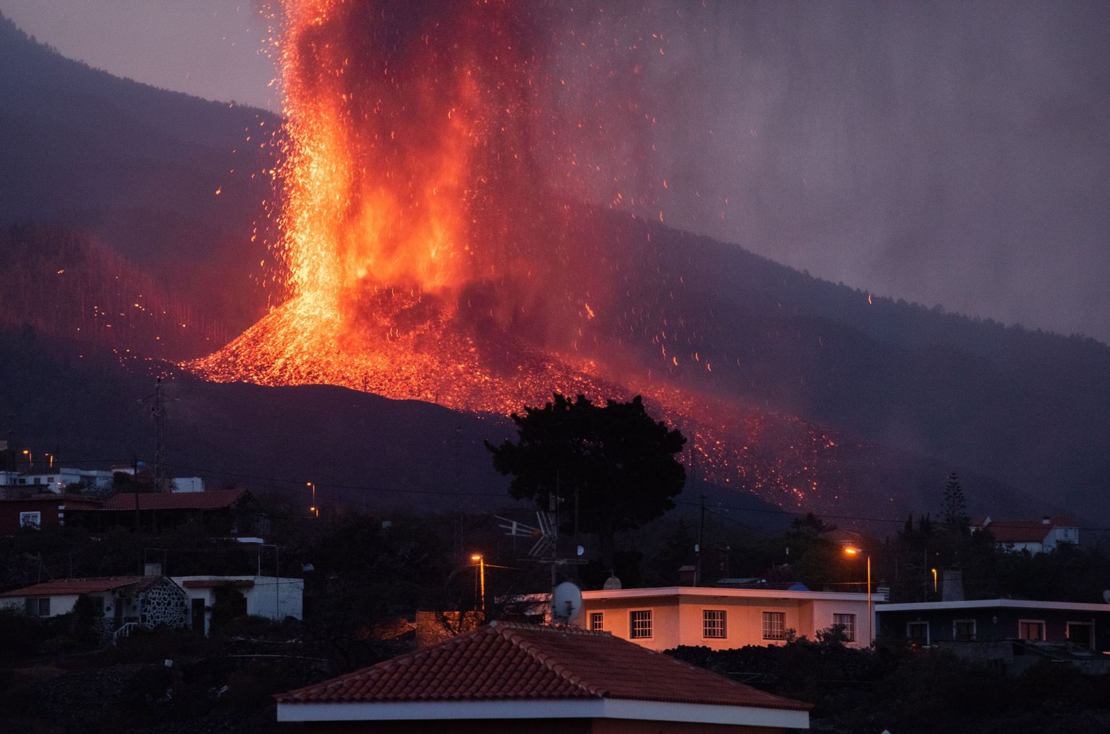 El volcán de La Palma, en su quinto día de actividad.