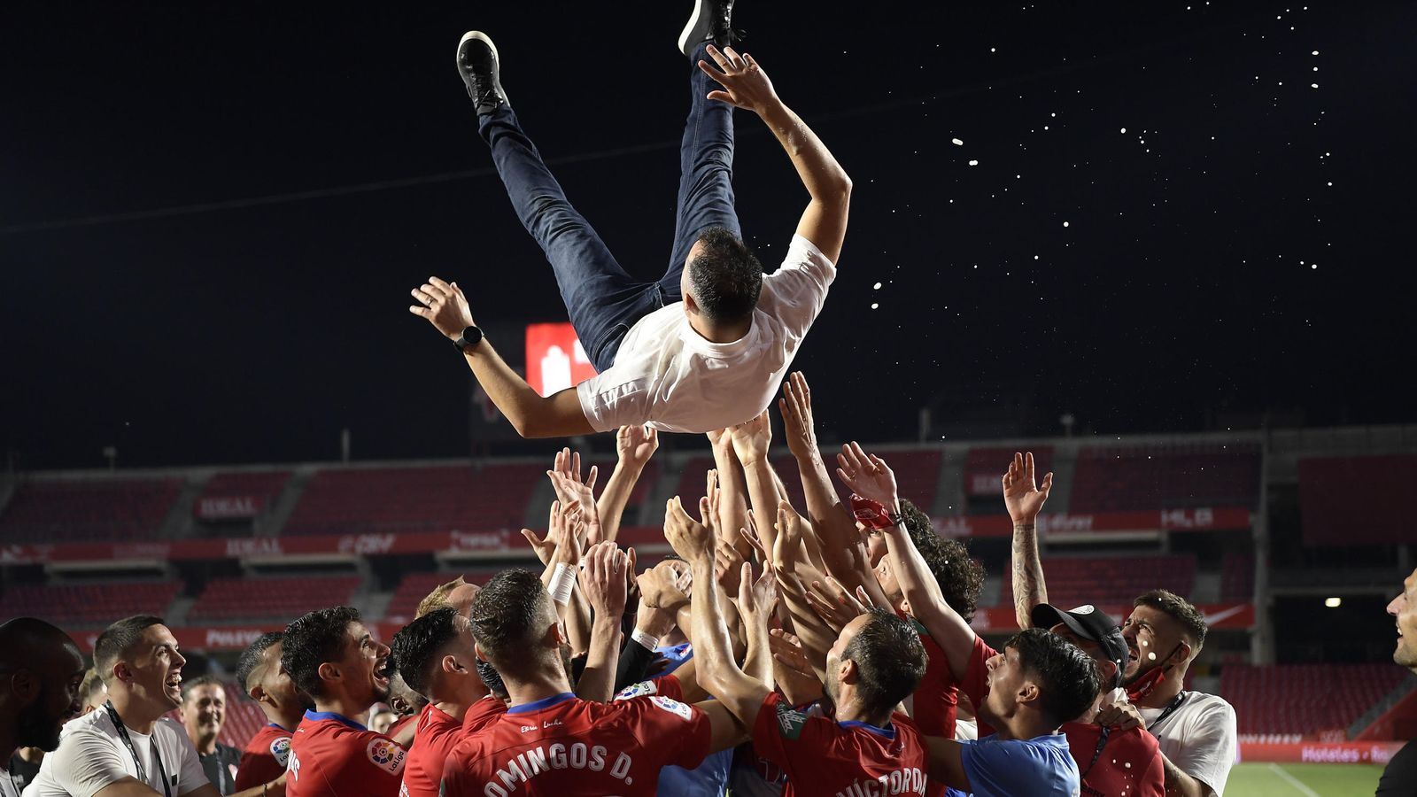 Diego Martínez fue manteado por sus jugadores sobre el césped de Los Cármenes.