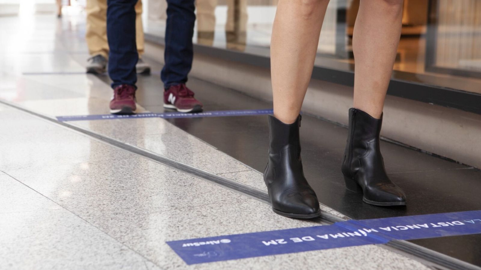 Señalización especial para mantener las distancias de seguridad.