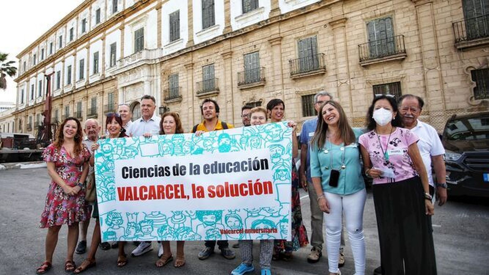 Irene García, en días pasados, entre los firmantes del apoyo a Valcárcel