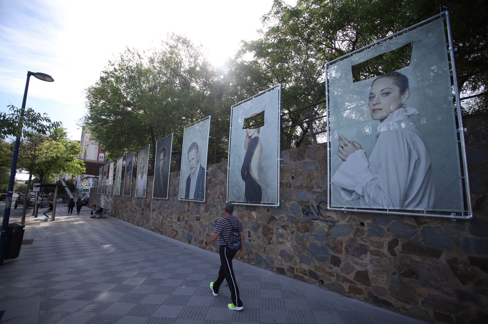 Imágenes  de los actos vandálicos en la exposición al aire libre de Jorge Fuembuena en la Avda Santa Marta