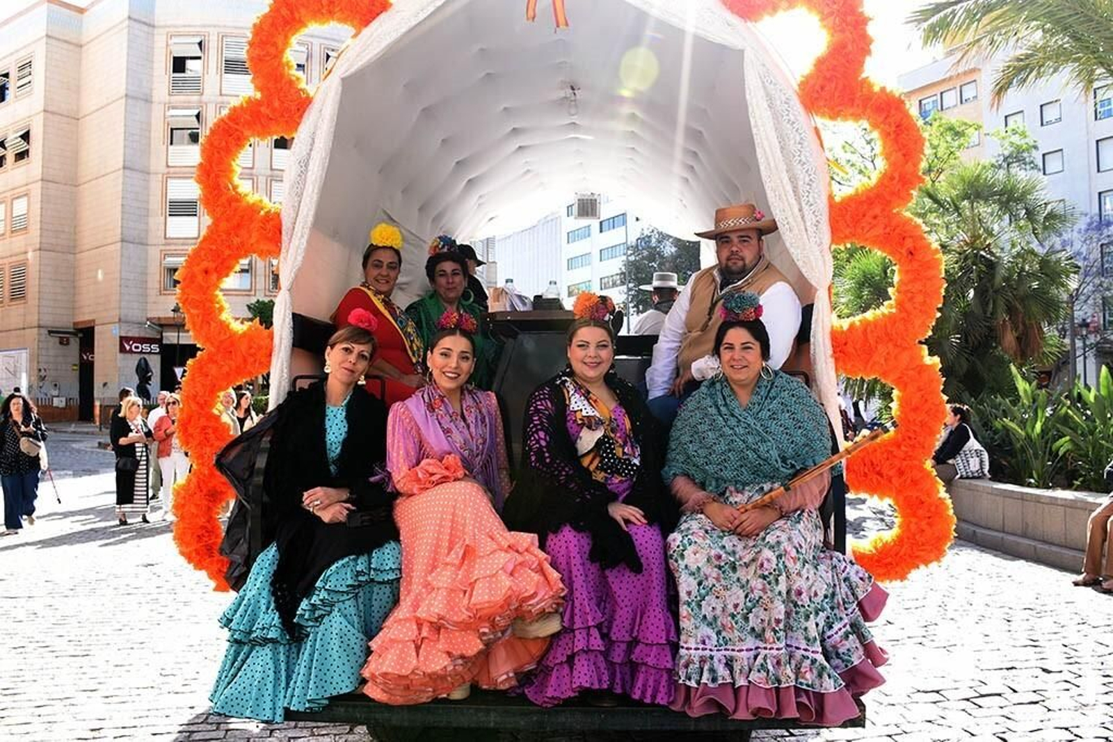 Imágenes de los peregrinos de la Hermandad de Emigrantes en su salida por las calles de Huelva