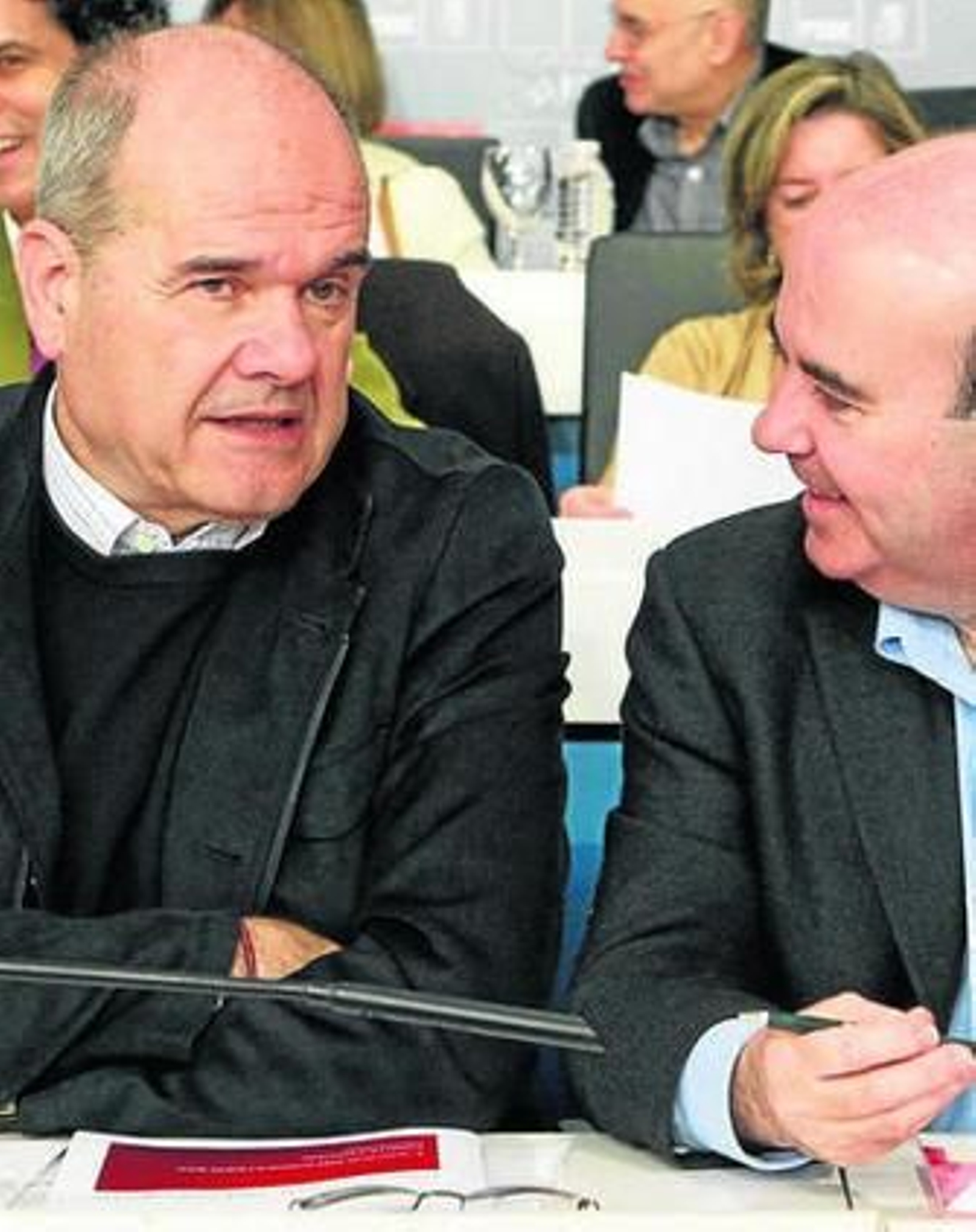 Manuel Chaves y Gaspar Zarrías charlan en el comité.