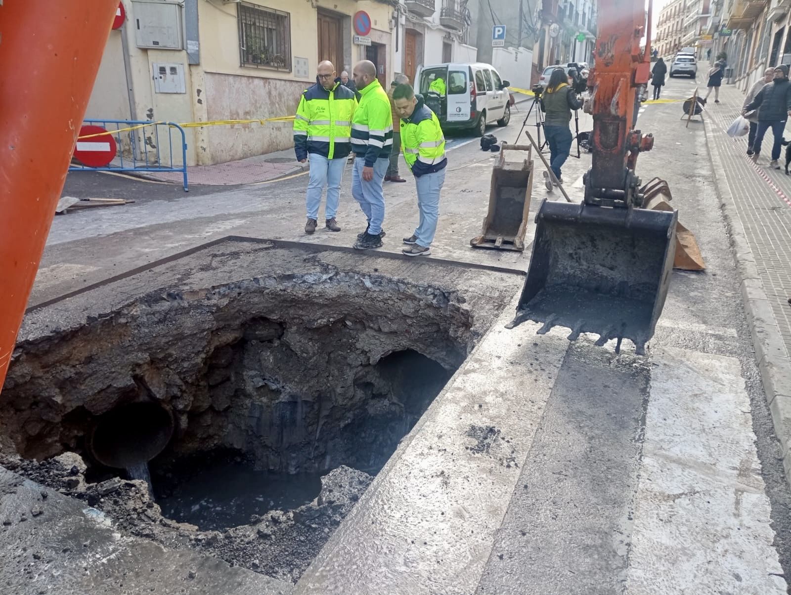 Reparación de urgencia en calle Juan Carlos I de Rute.