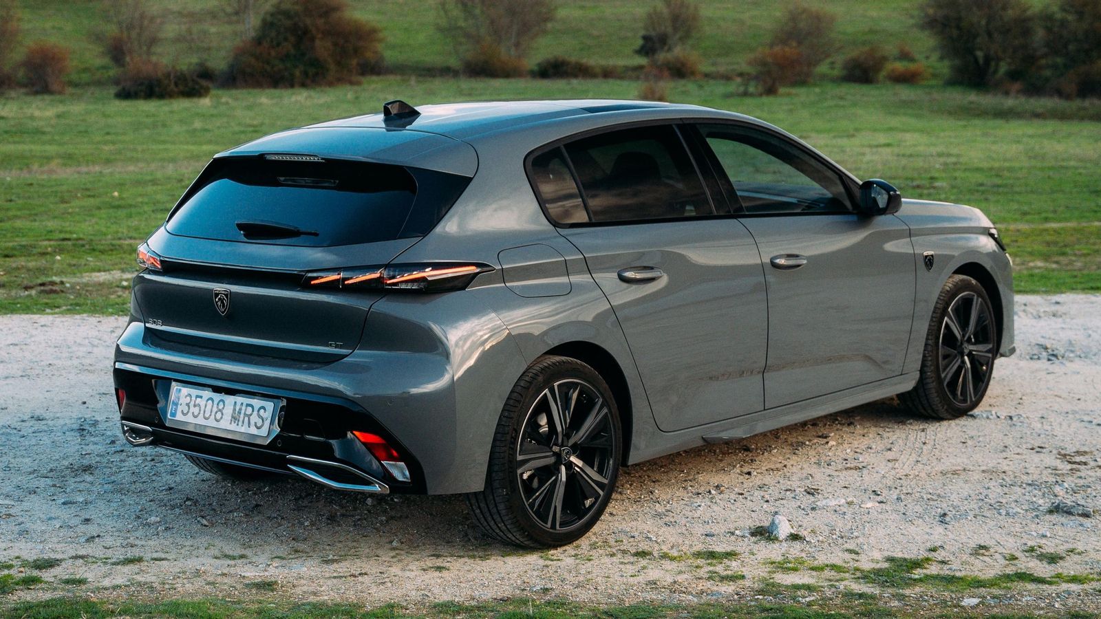 En el 308 la microhibridación está disponible con la denominación Hybrid tanto en la carrocería hatchback como en la familiar. En el 308 la microhibridación está disponible con la denominación Hybrid tanto en la carrocería hatchback como en la familiar.