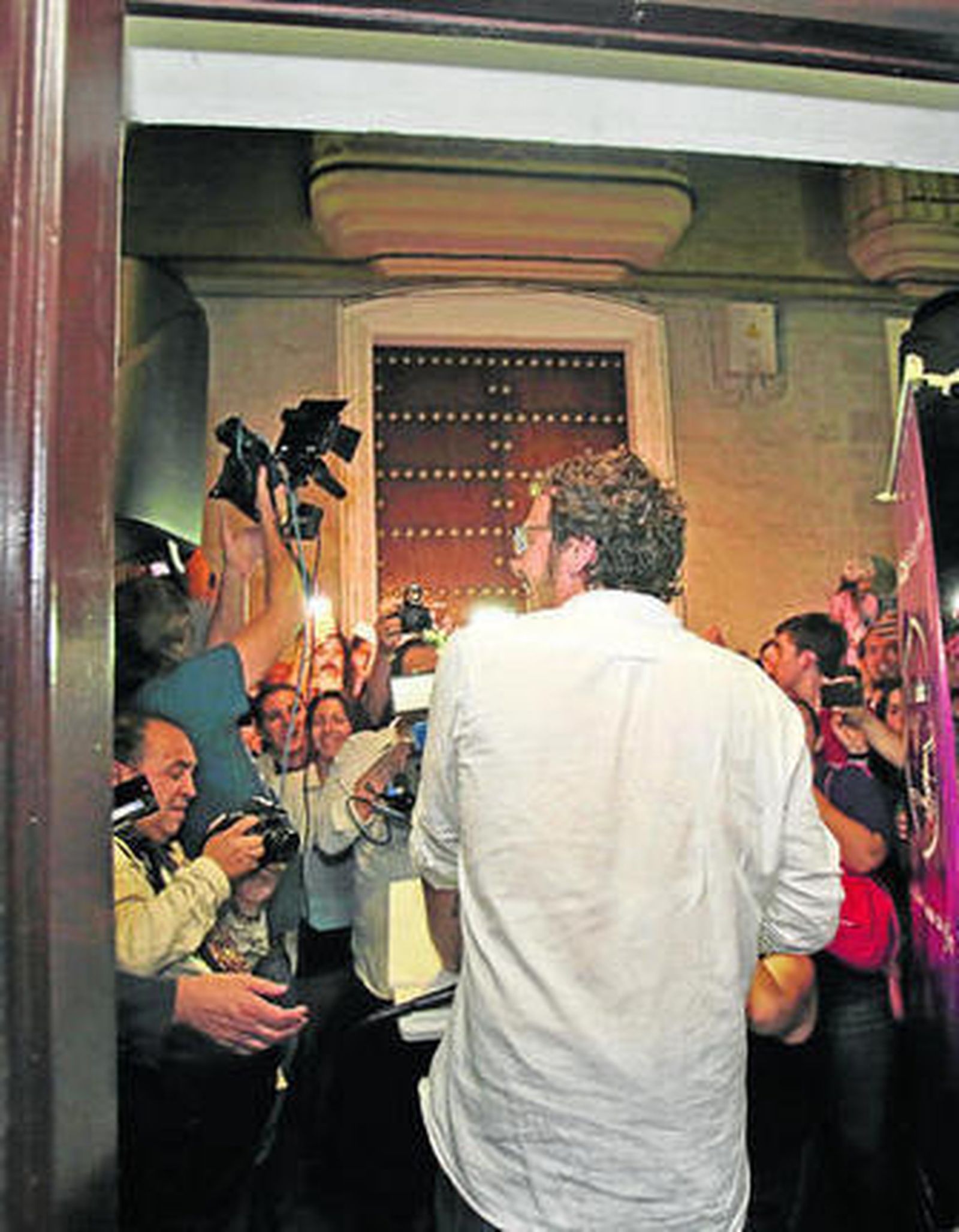 El candidato de Podemos en Cádiz, José María González 'Kichi', la noche del domingo ante numerosas cámaras.