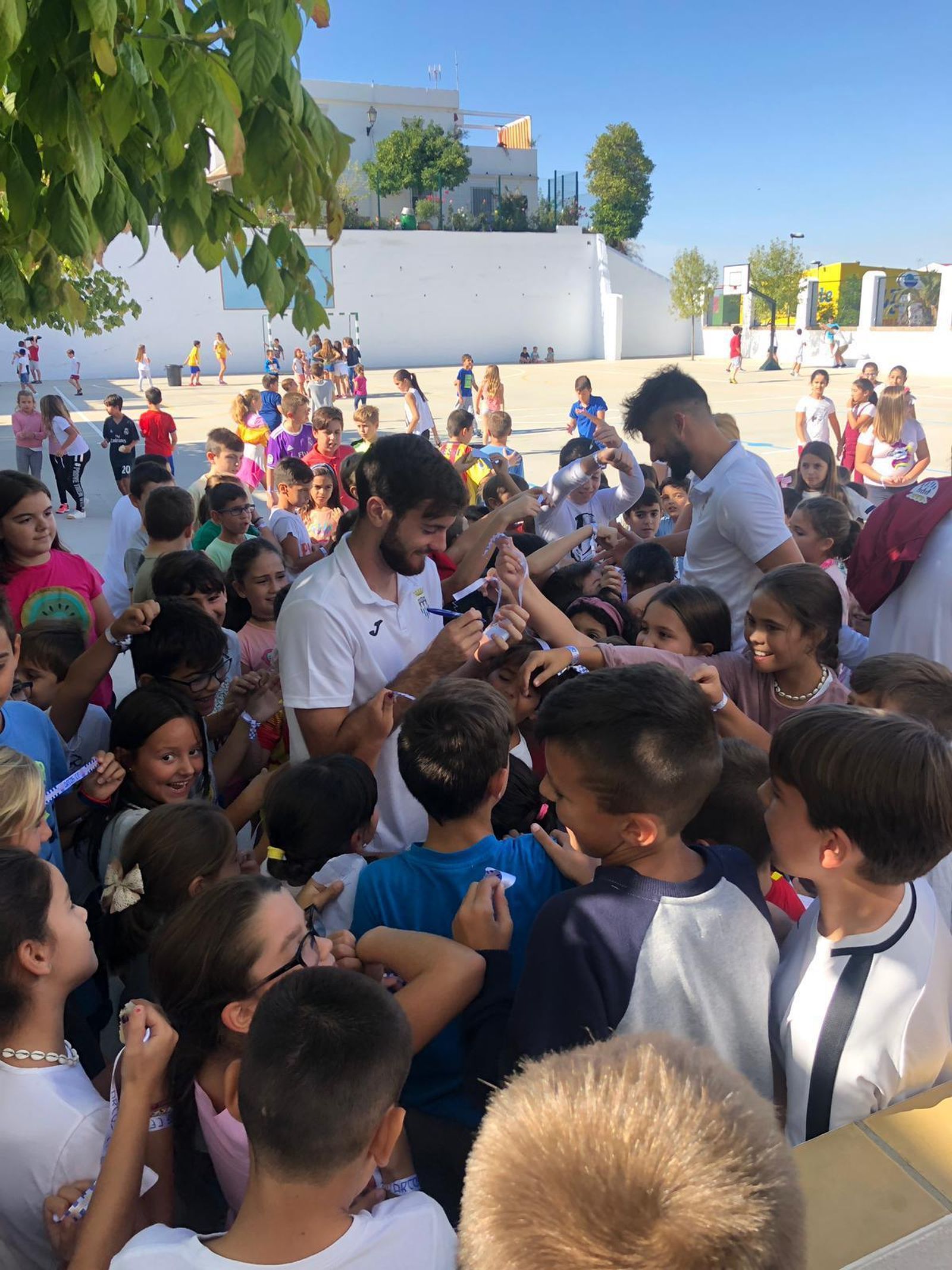 El césped del San Rafael comenzó ayer a ser recebado.