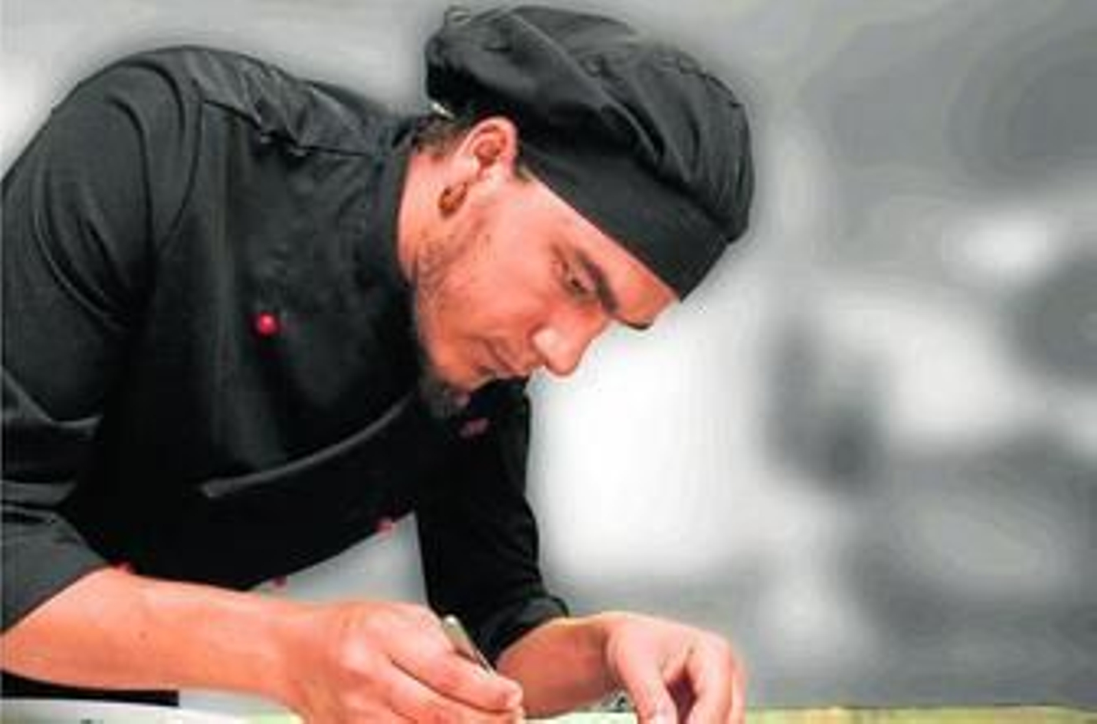 El chef Abel Masero elaborando un sashimi de corvina.