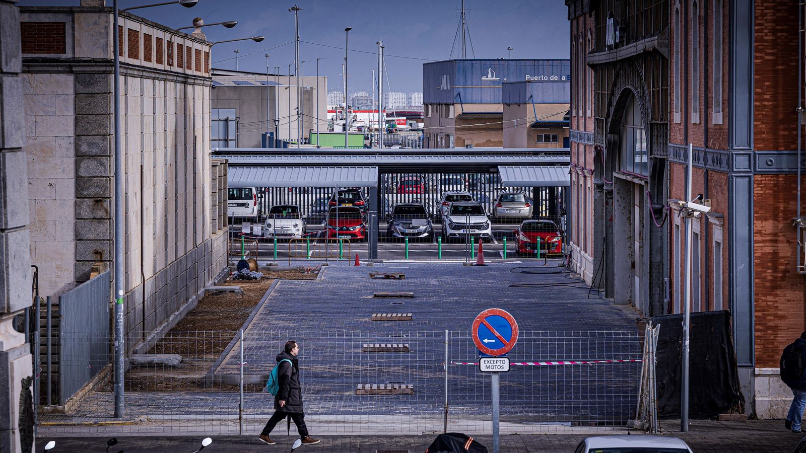Calle en proceso de pavimentación y urbanización entre la Aduana y la estación ferroviaria antigua.