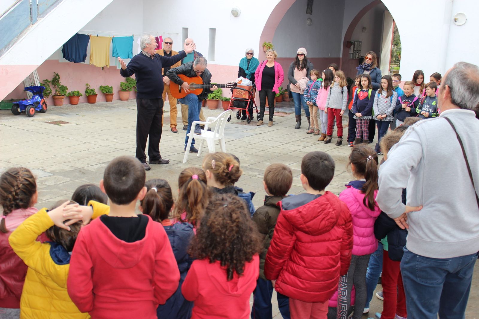 'El Colorao' interpreta una liviana en la antigua Posada de Bello, con Ángel Santana al toque.