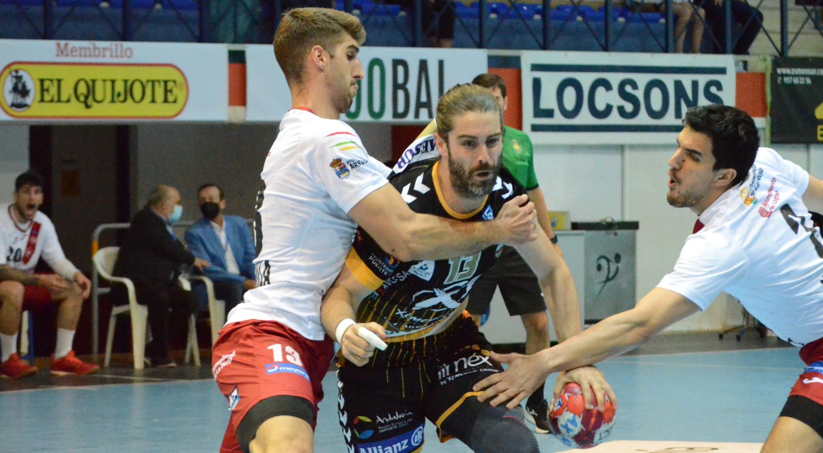 Juan Castro intenta superar la férrea defensa del Logroño La Rioja.