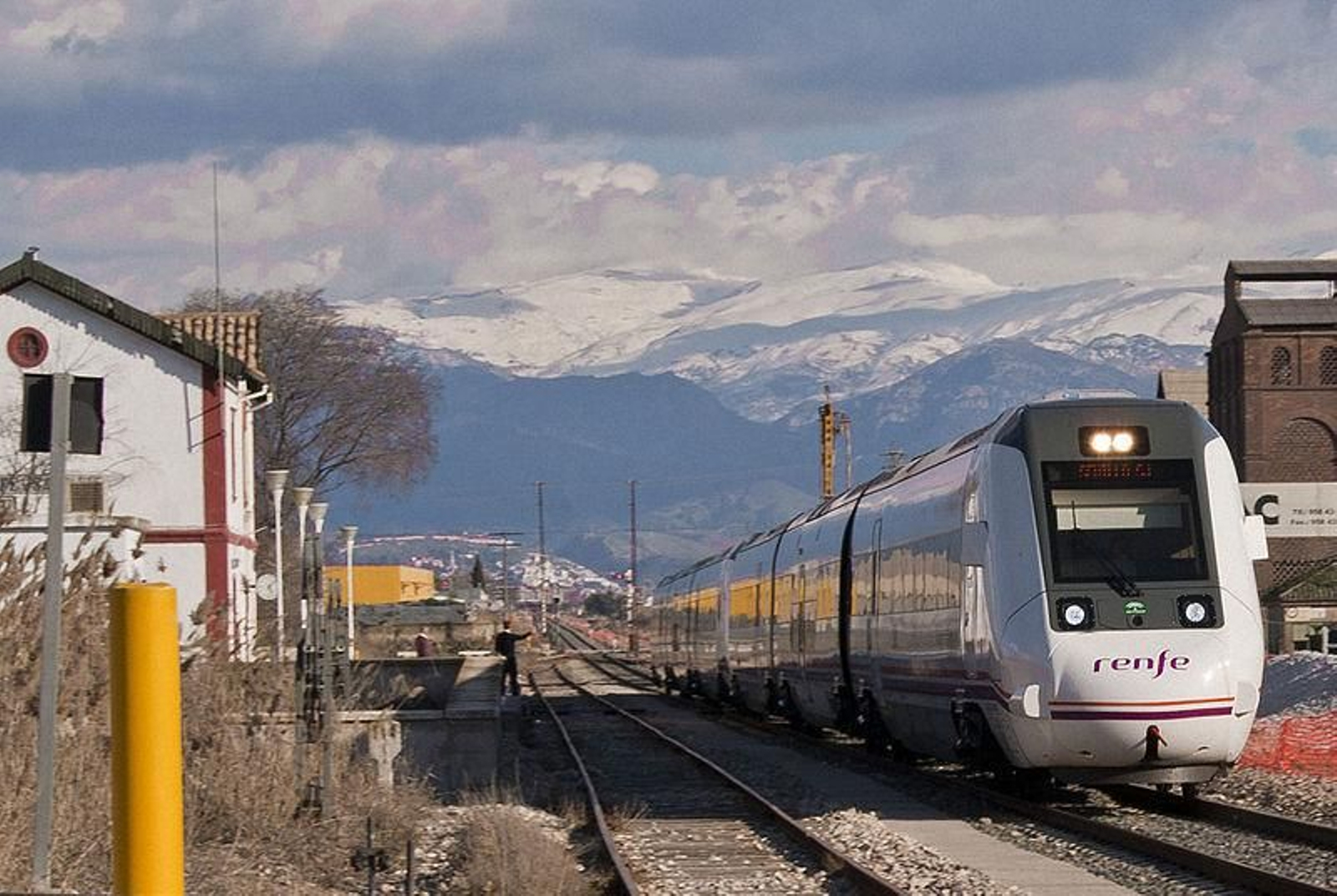 Un Serie 599 de Renfe en la línea al paso por la estación Atarfe-Santa Fe.
