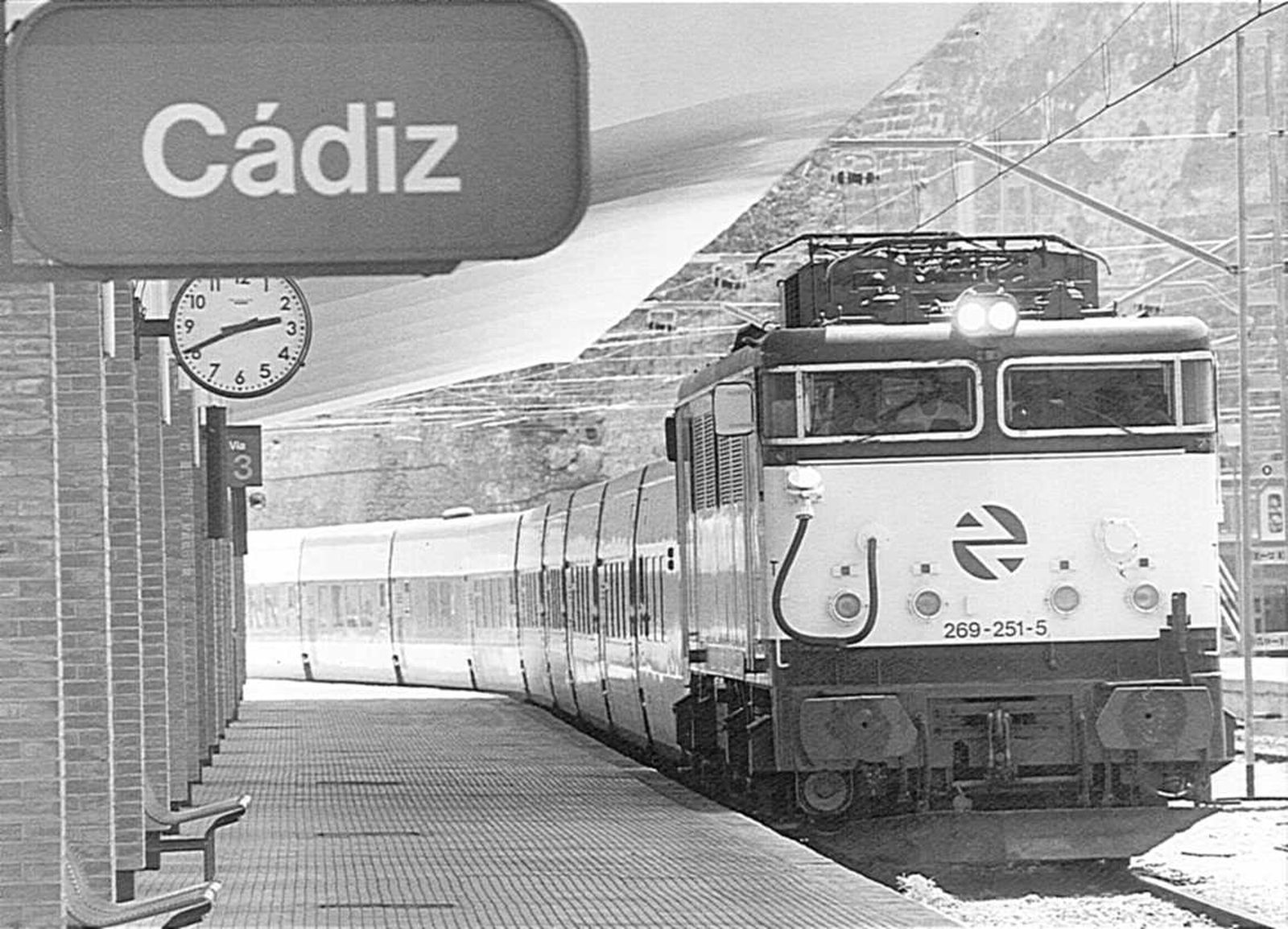 Un tren Talgo accediendo a la vieja estación de Cádiz.