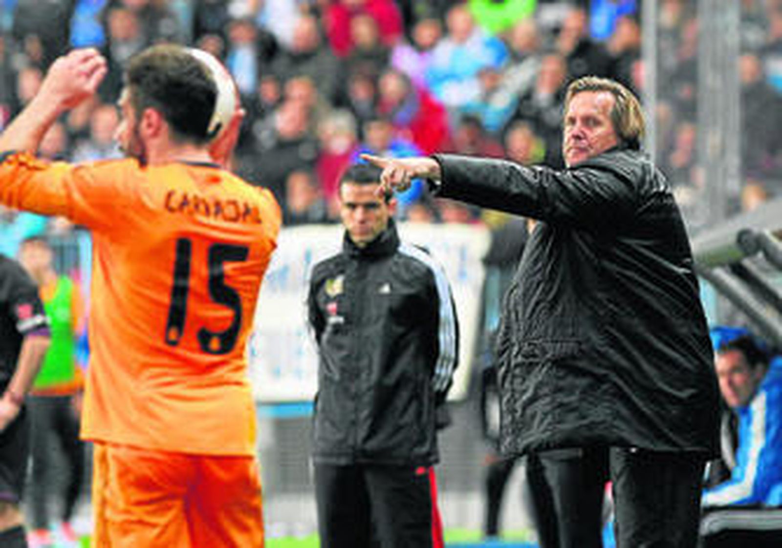 Schuster da instrucciones durante el partido.