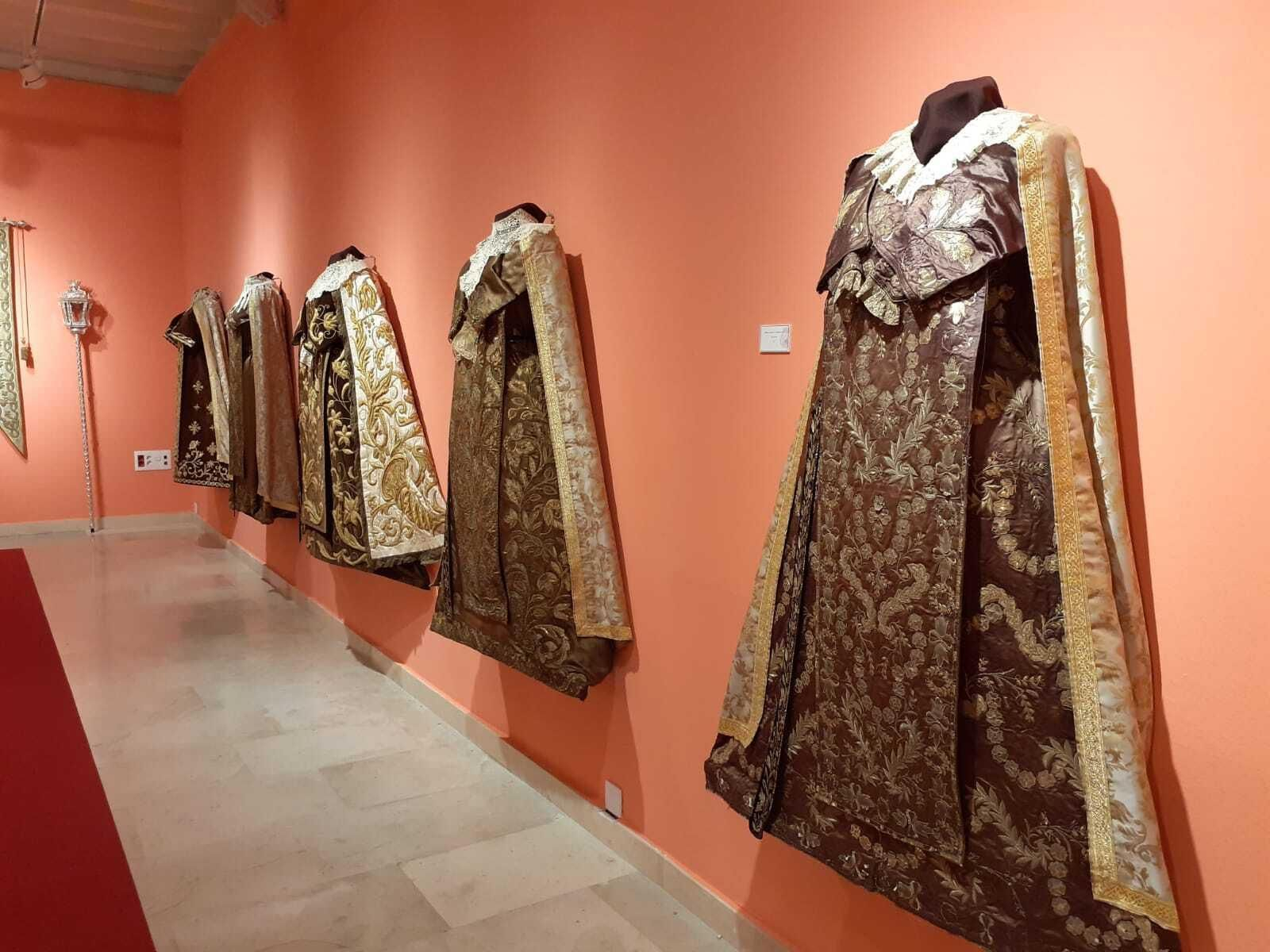 Así es la exposición de bordados de la Cofradía del Carmen