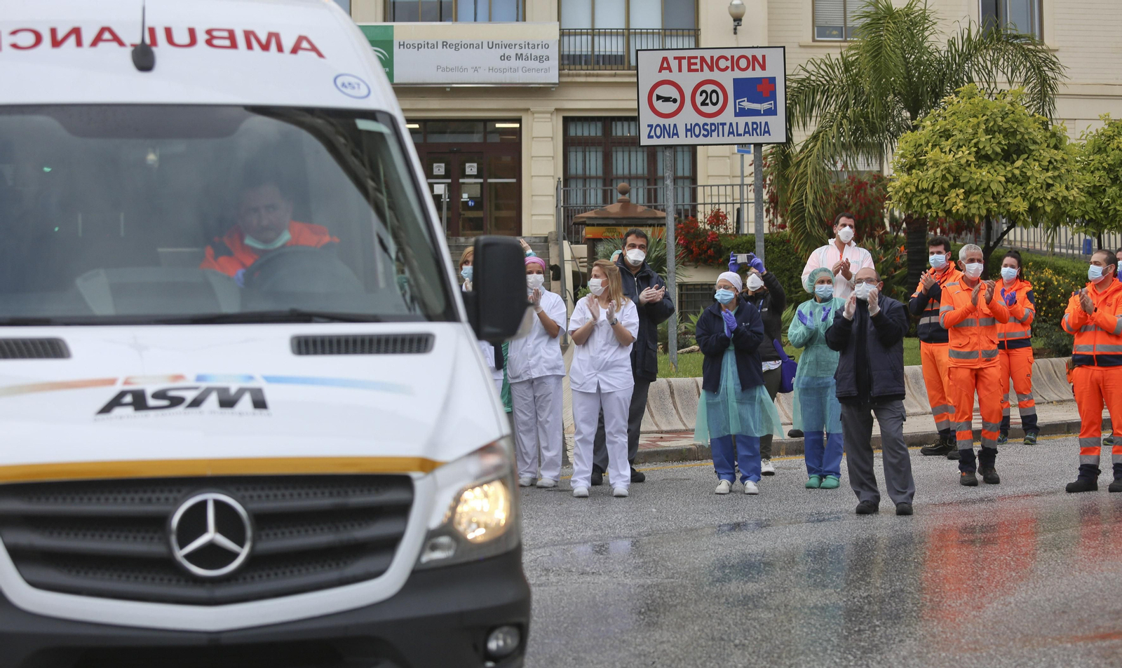 Coronavirus en Málaga: Aplausos que emocionan en el hospital Regional, en fotos