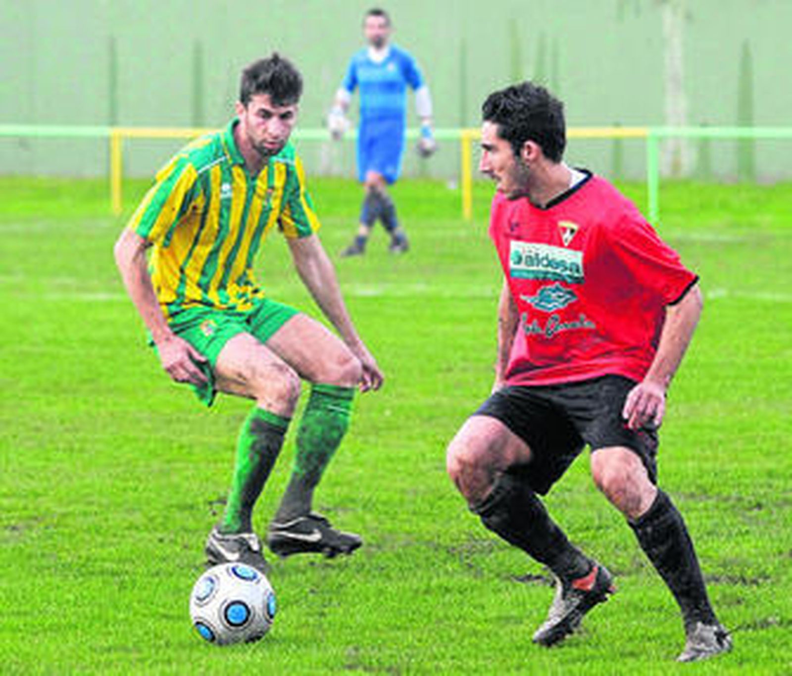 Juan Ríos (i.) marca a Luis Ligero en el Unión/Ayamonte de esta campaña.