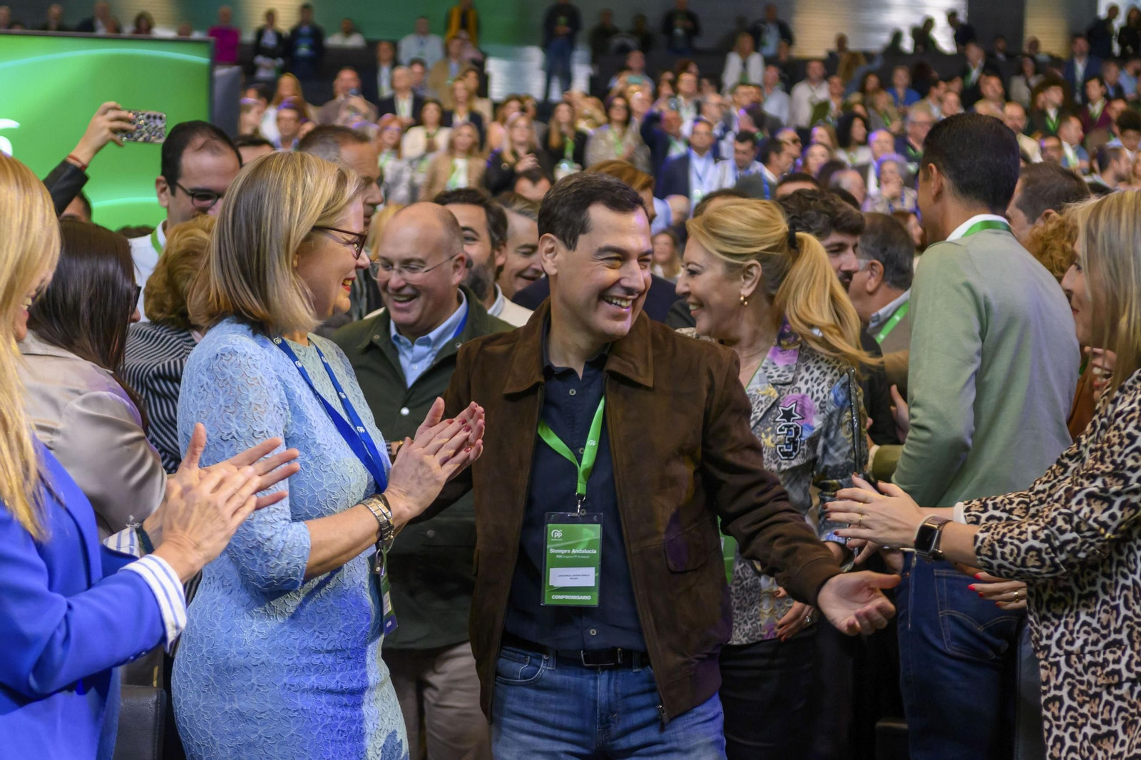 Juanma Moreno saluda a los asistentes al 17 Congreso del PP andaluz