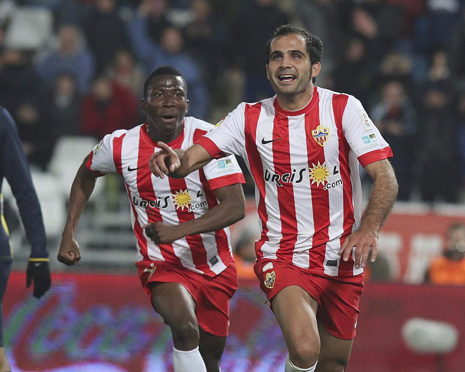 Verza, con Jonathan Zongo detrás, celebra uno de sus dos tantos al Atlético el curso 2013-2014