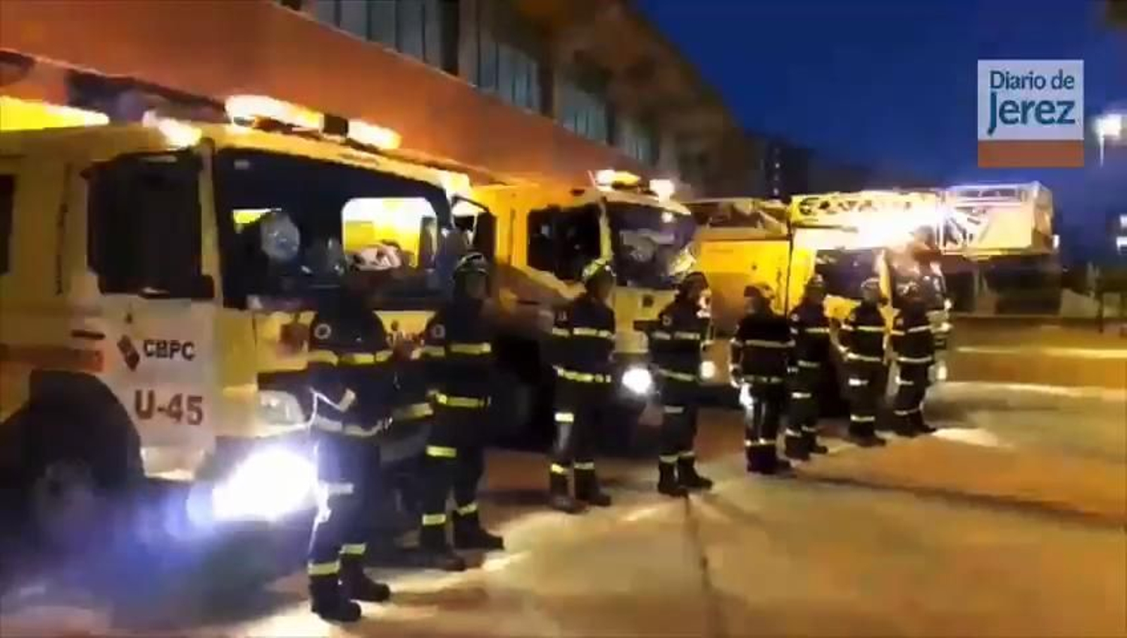 Homenaje de los bomberos de Jerez a los profesionales sanitarios