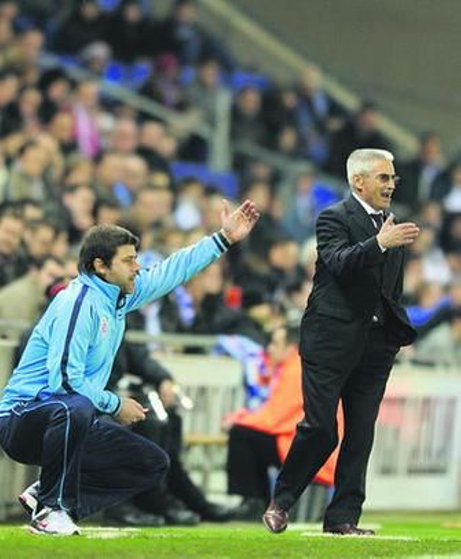 Fabri, derecha, da indicaciones al lado de su homólogo espanyolista.