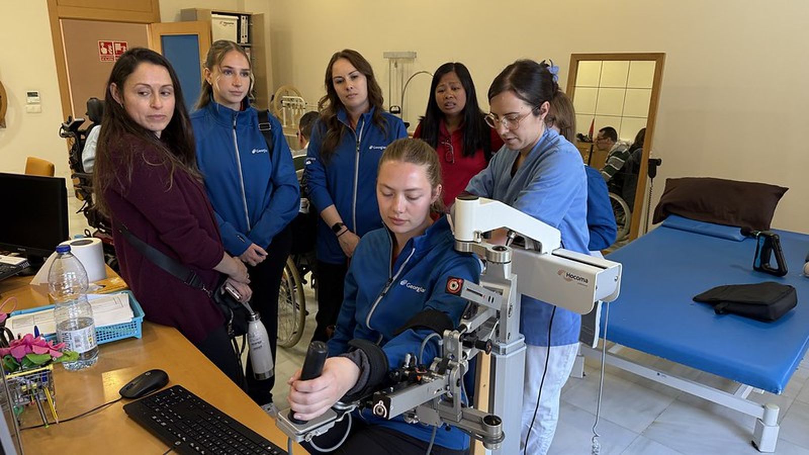 Visita de un grupo de estudiantes en el ámbito de la fisioterapia y terapia ocupacional y profesoras del Georgian College (Canadá) a la Residencia y Centro de Día de Gravemente Afectados de FAAM