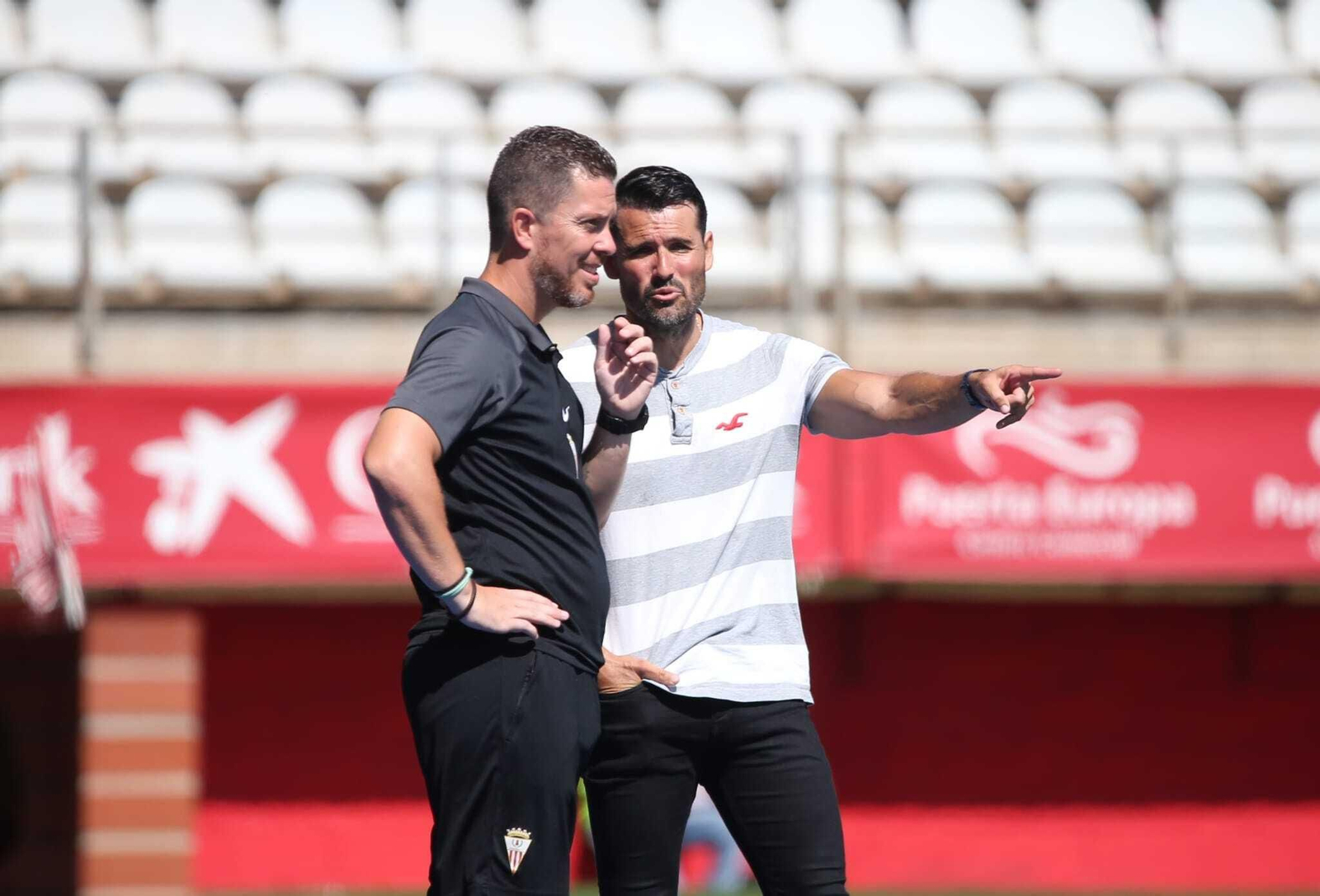 Lolo Escobar (d) charla con uno de sus ayudantes.