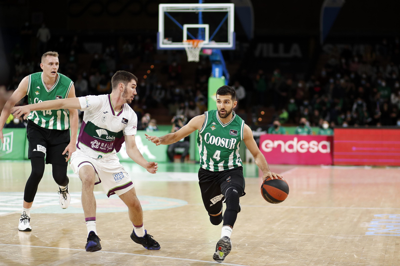 Darío Brizuela defiende a Cvetkovic en San Pablo este domingo.