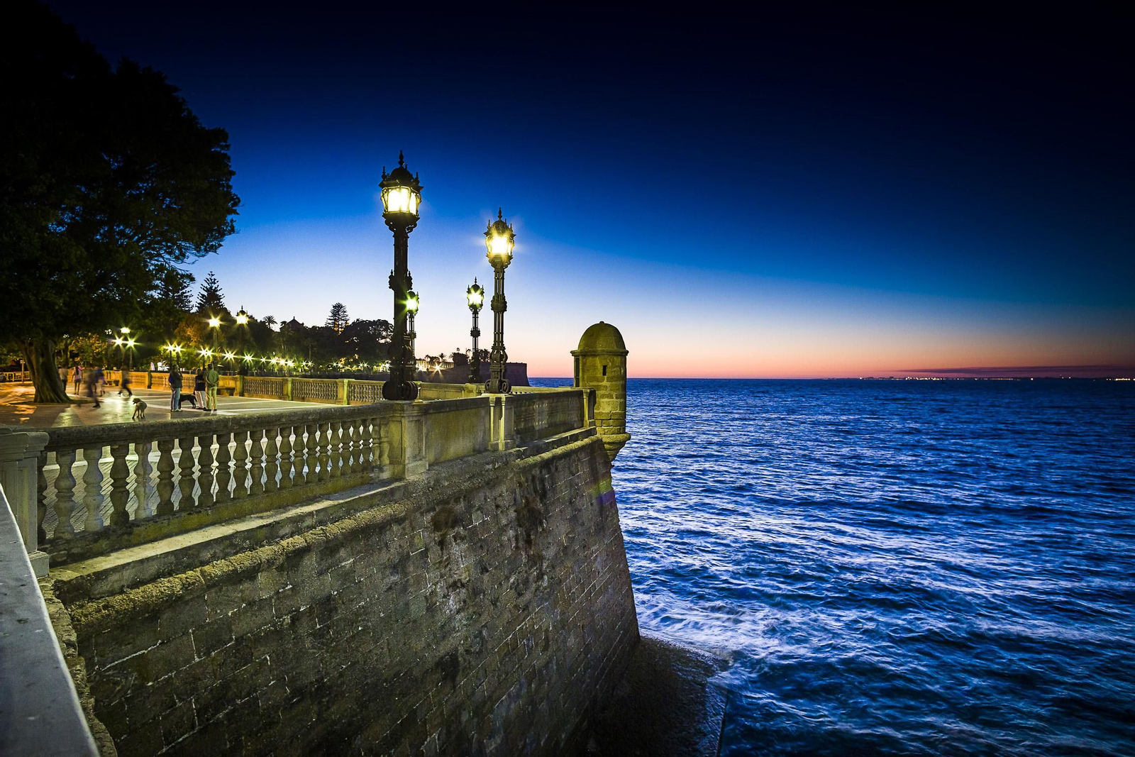 Borde marítimo amurallado de la Alameda.