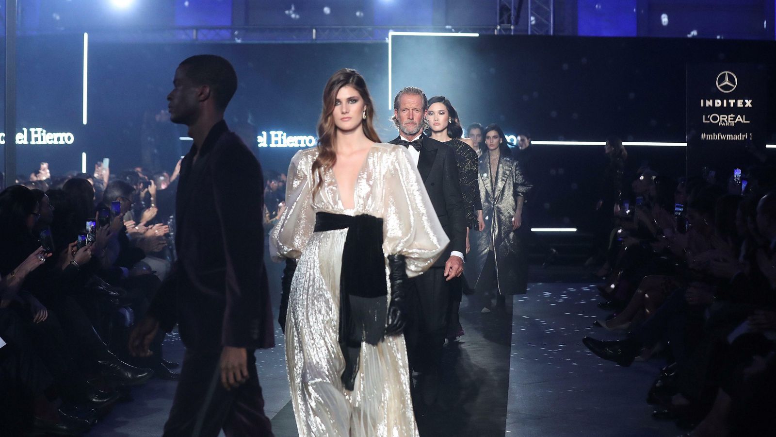 Momento del desfile de Pedro del Hierro.