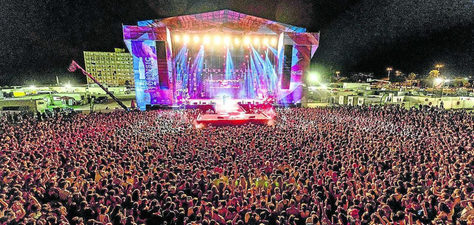 Miles de personas frente a uno de los escenarios del 'Coca-Cola Músic Experience' situado en la playa de Sacaba.