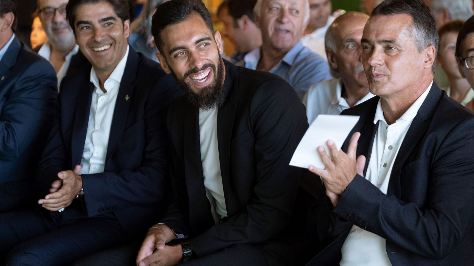 Borja Iglesias, entre el presidente, Ángel Haro, y Alexis.