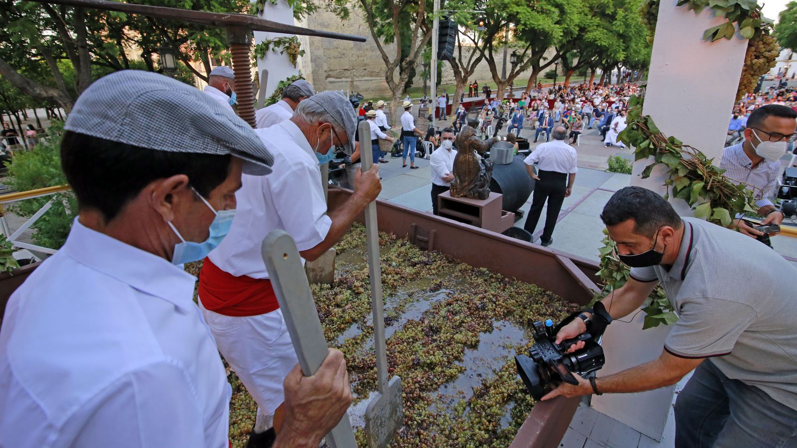 Los pisadores David Pacheco, José Antonio Buzón, Alberto Hermosilla y José del Toro fueron los encargados de exprimir el mosto.