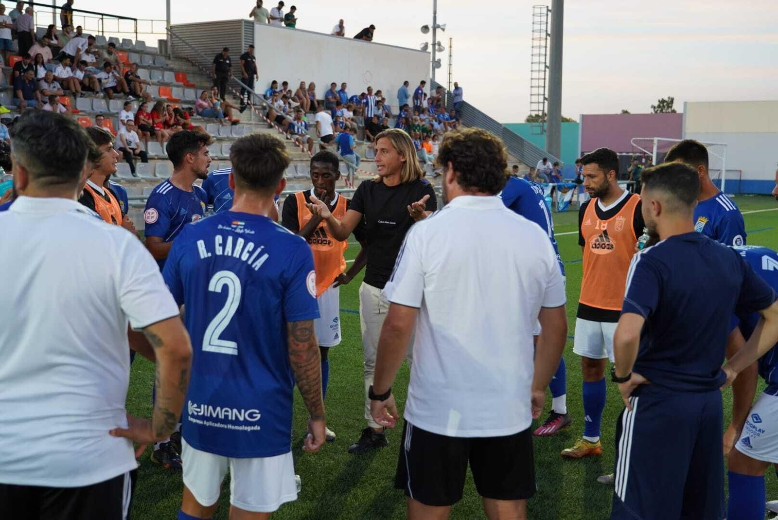 Checa da instrucciones a sus jugadores en una de las pausas de hidratación en el Polinario.