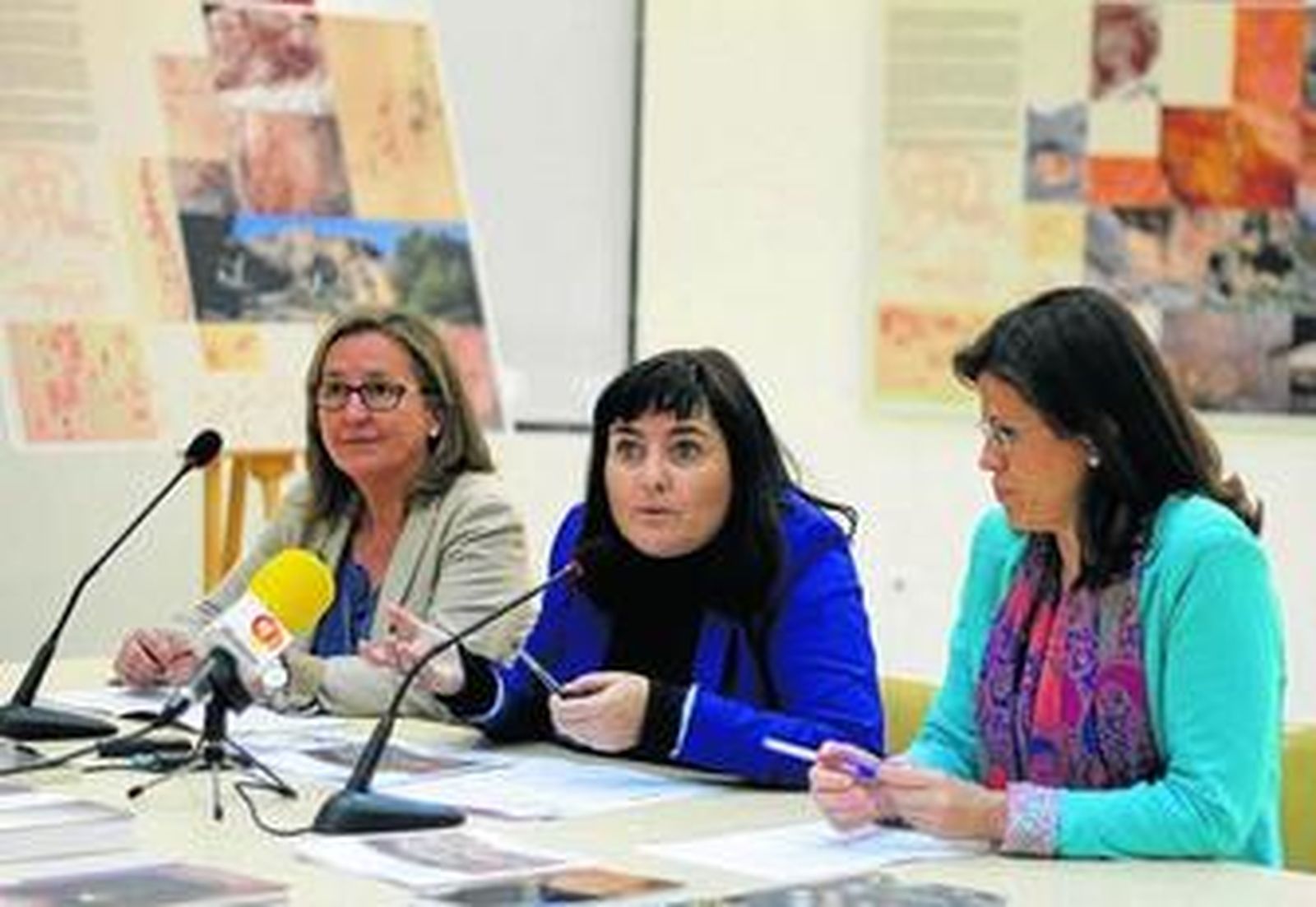 La delegada Isabel Arévalo con Francisca Cruz y Carmen Mellado, que explicó la exposición sobre los Vélez.