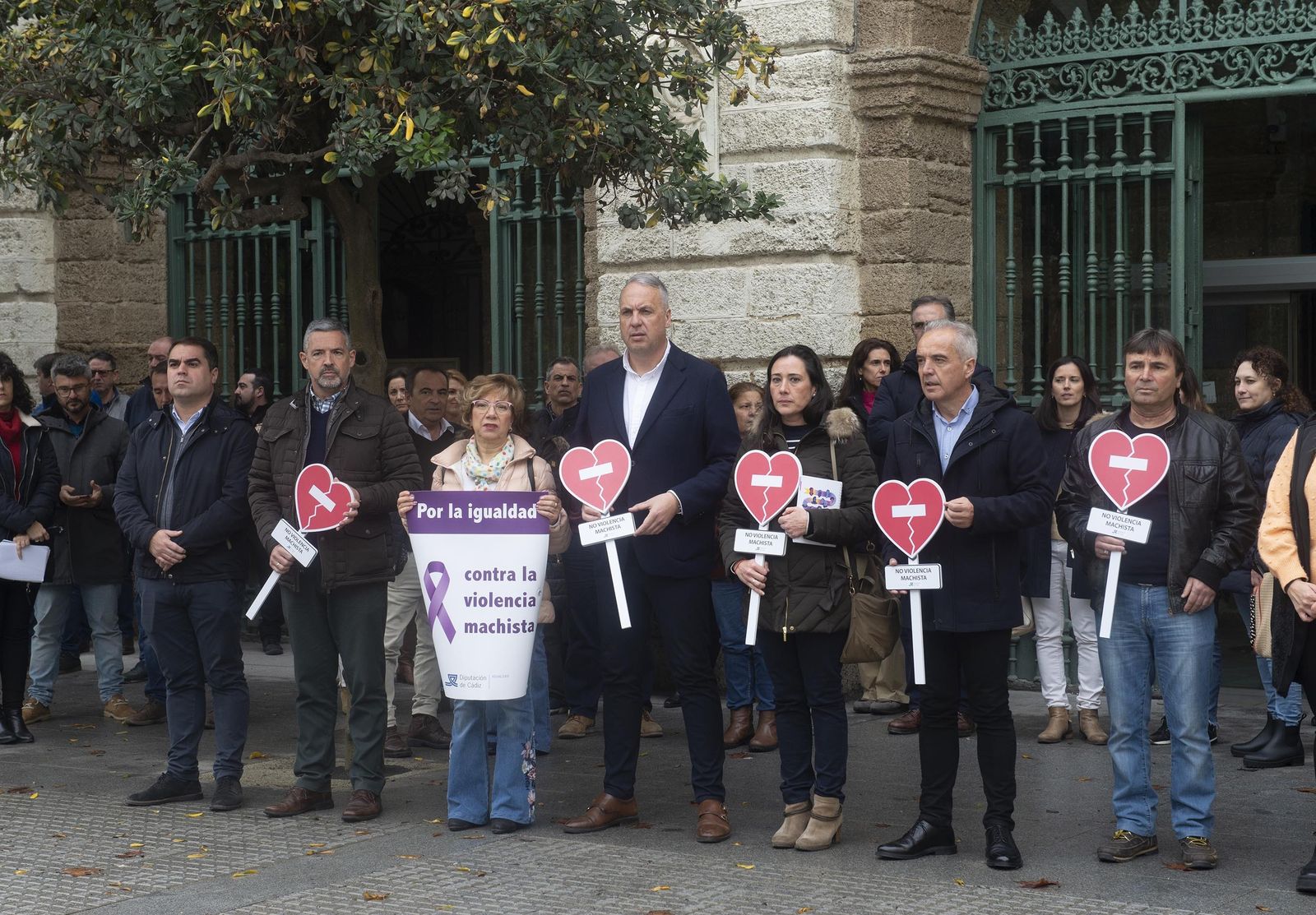 Ruiz Boix en una concentración contra la violencia de género en la puerta de la Diputación Provincial.