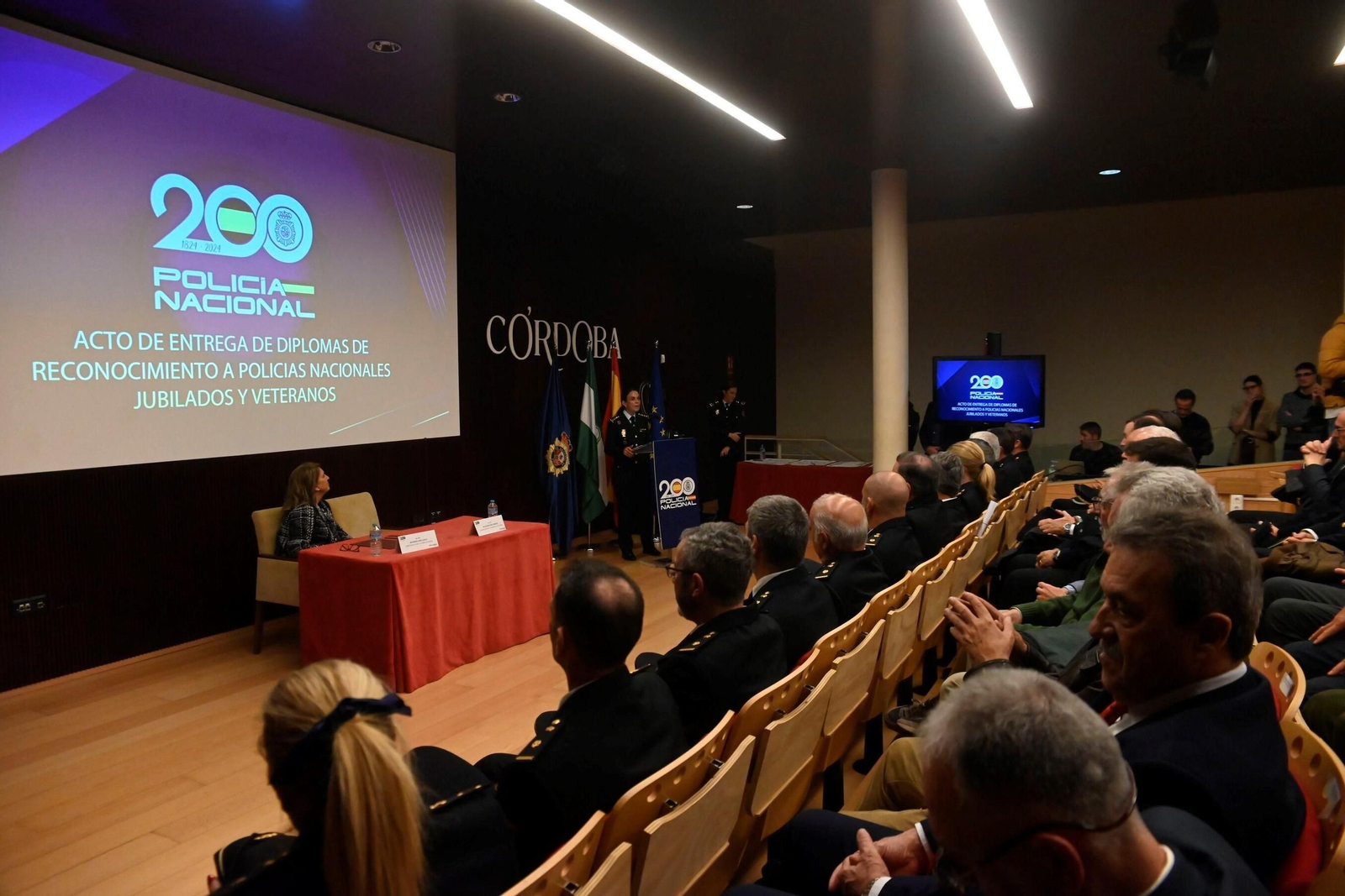 El homenaje de la Policia Nacional de Córdoba a sus agentes jubilados, en imágenes