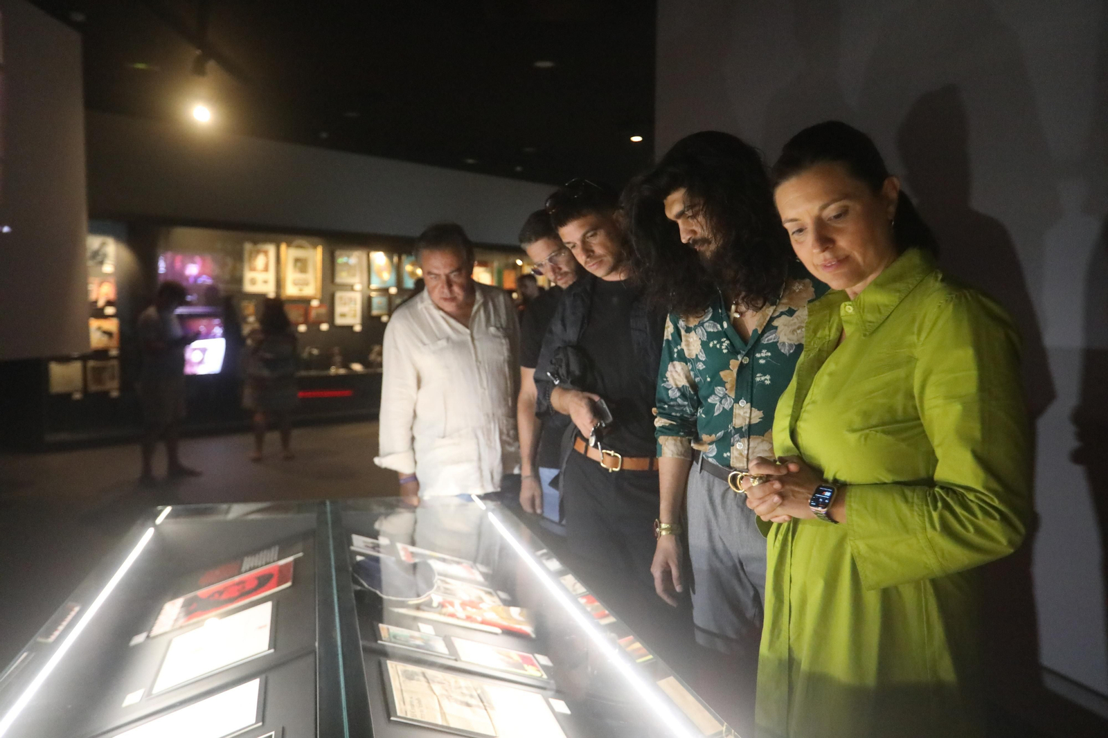 El cantaor flamenco Israel Fernández visita el Museo Camarón en San Fernando