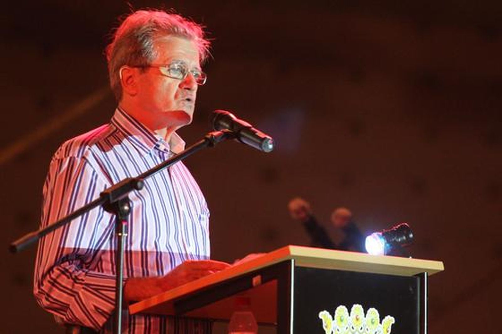 El acto de coronación de las reinas infantil y juvenil precedió al pregón a cargo del escritor Francisco Muñoz. 

Foto: Paco Guerrero