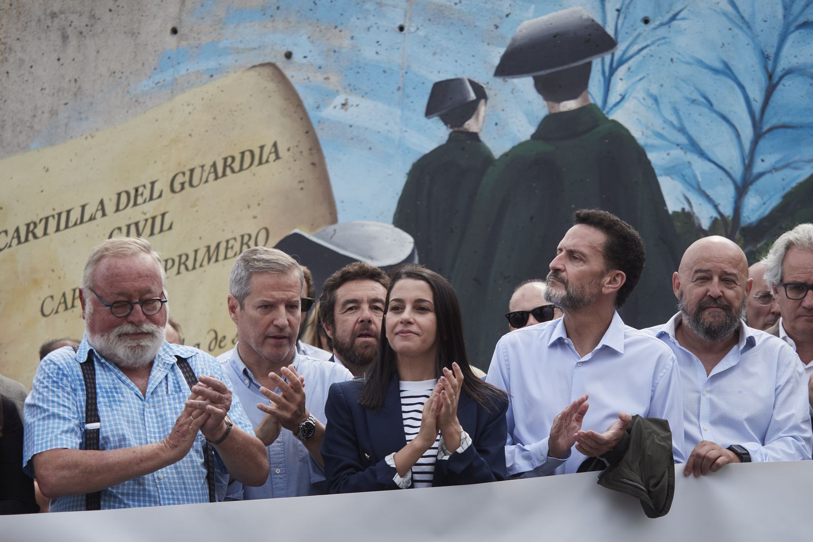 Fernando Savater, el diputado de Cs Miguel Ángel Gutiérrez Vivas  y la presidenta de Ciudadanos, Inés Arrimadas, en Alsasua (Pamplona).