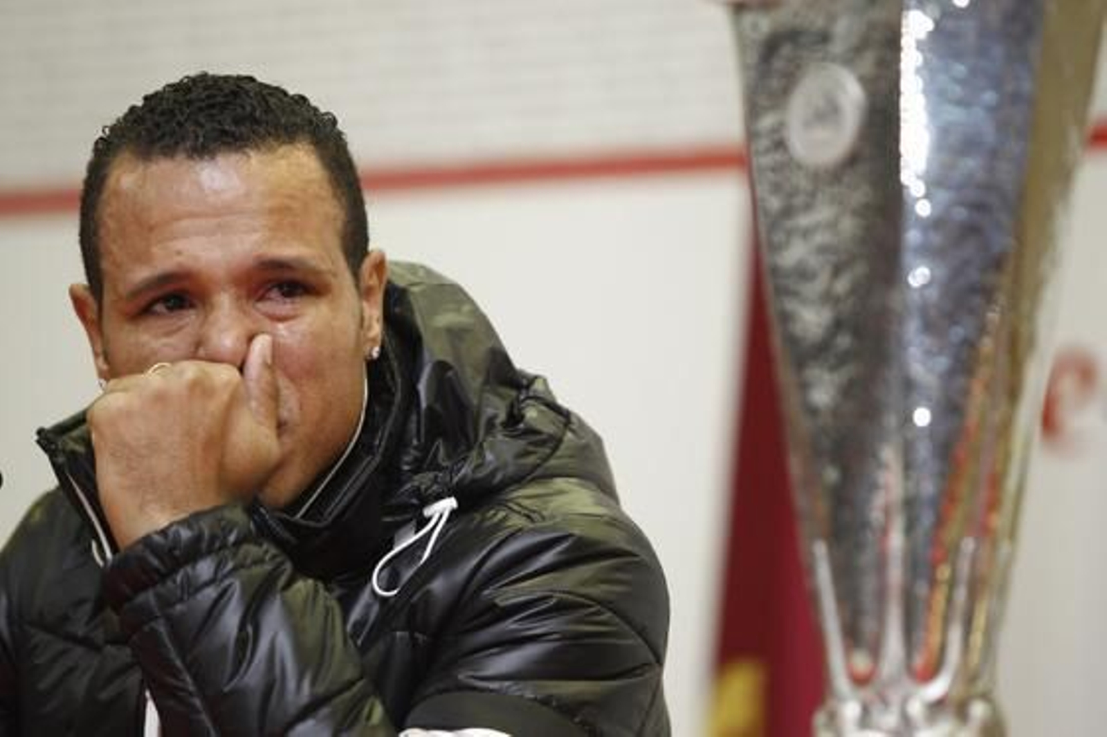 Un Luis Fabiano emocionado se ha despedido entre lágrimas del que ha sido su club durante seis años.  Foto: Antonio Pizarro