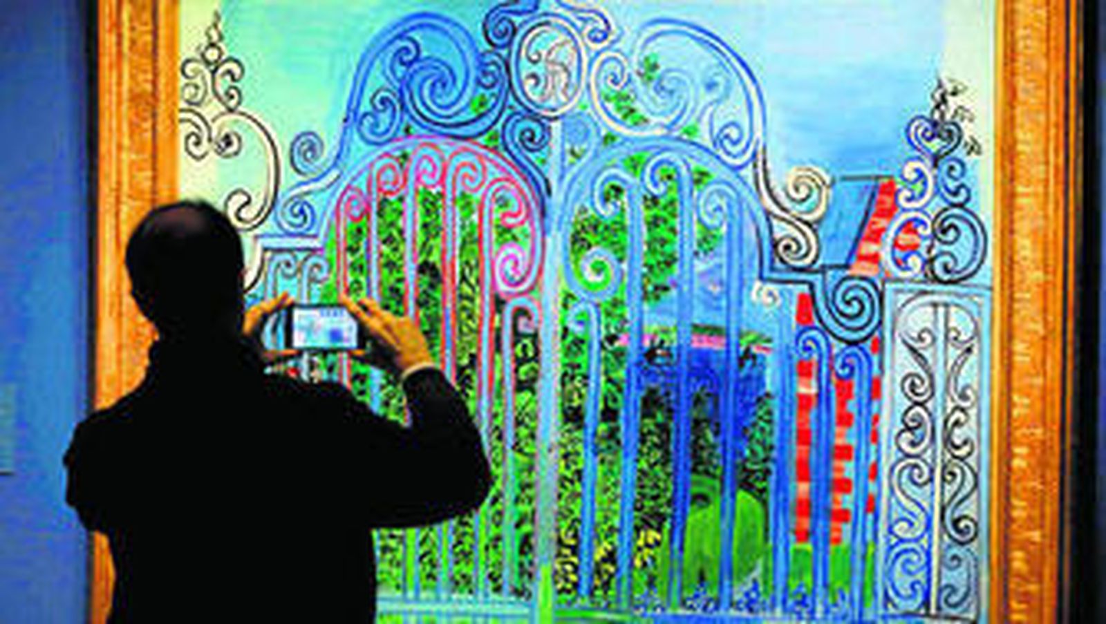 Un hombre, frente a 'La reja'.