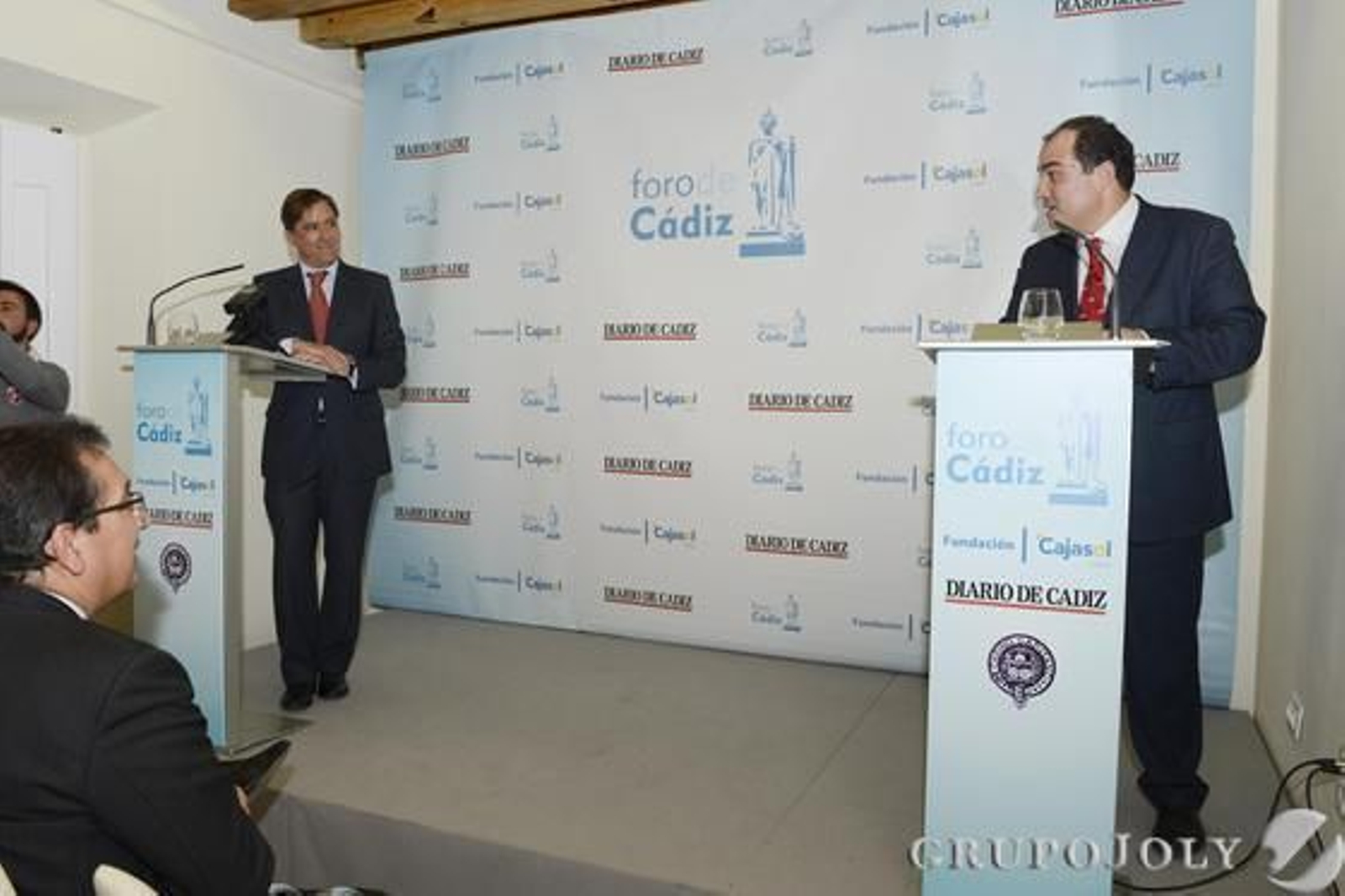 Manuel Estrella responde a las preguntas de los asistentes en un debate moderado por el director de Diario de Cádiz, David Fernández. / Joaquín Hernández 'Kiki'